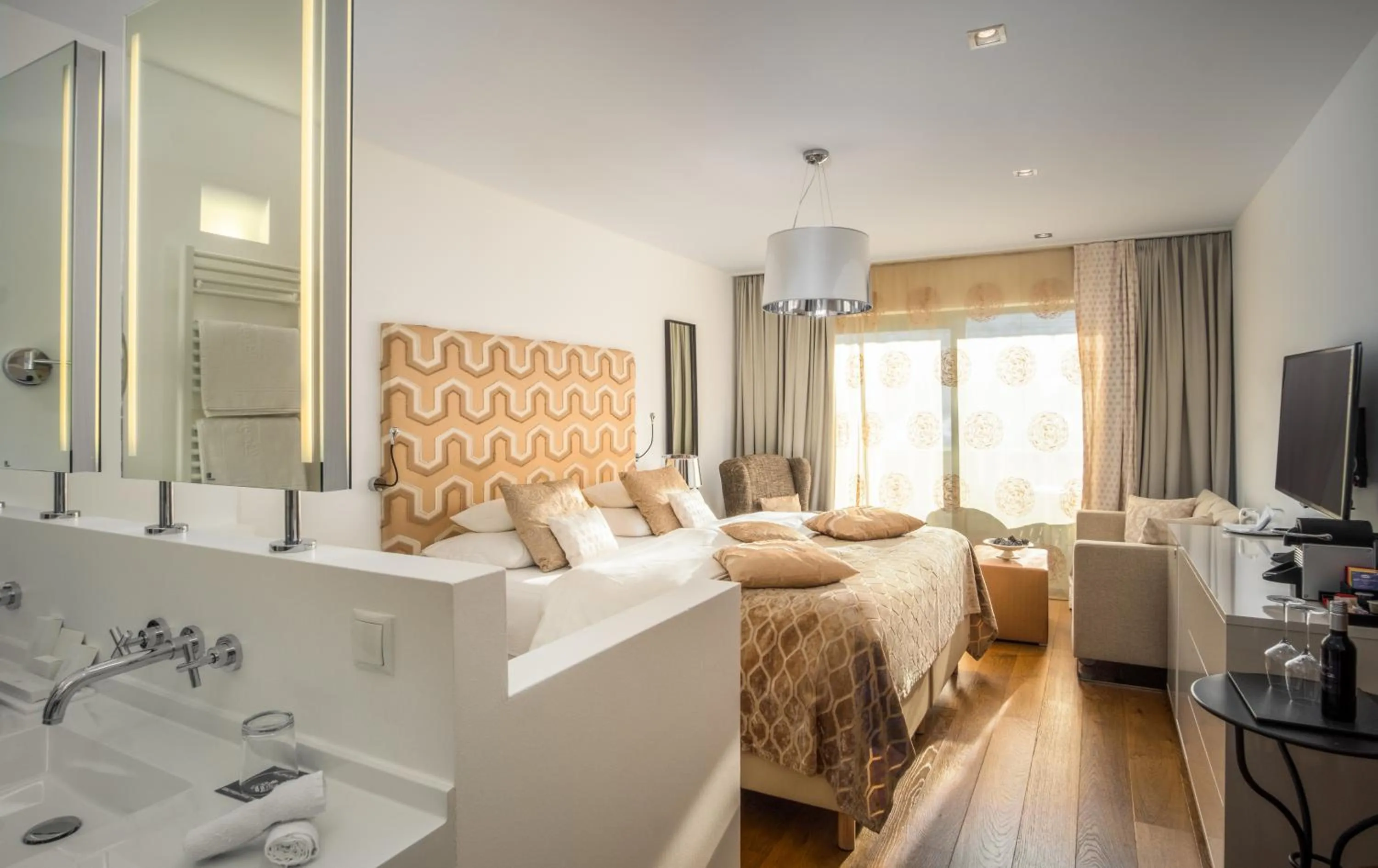 Photo of the whole room, Bed in Hotel Bergkristall Oberlech