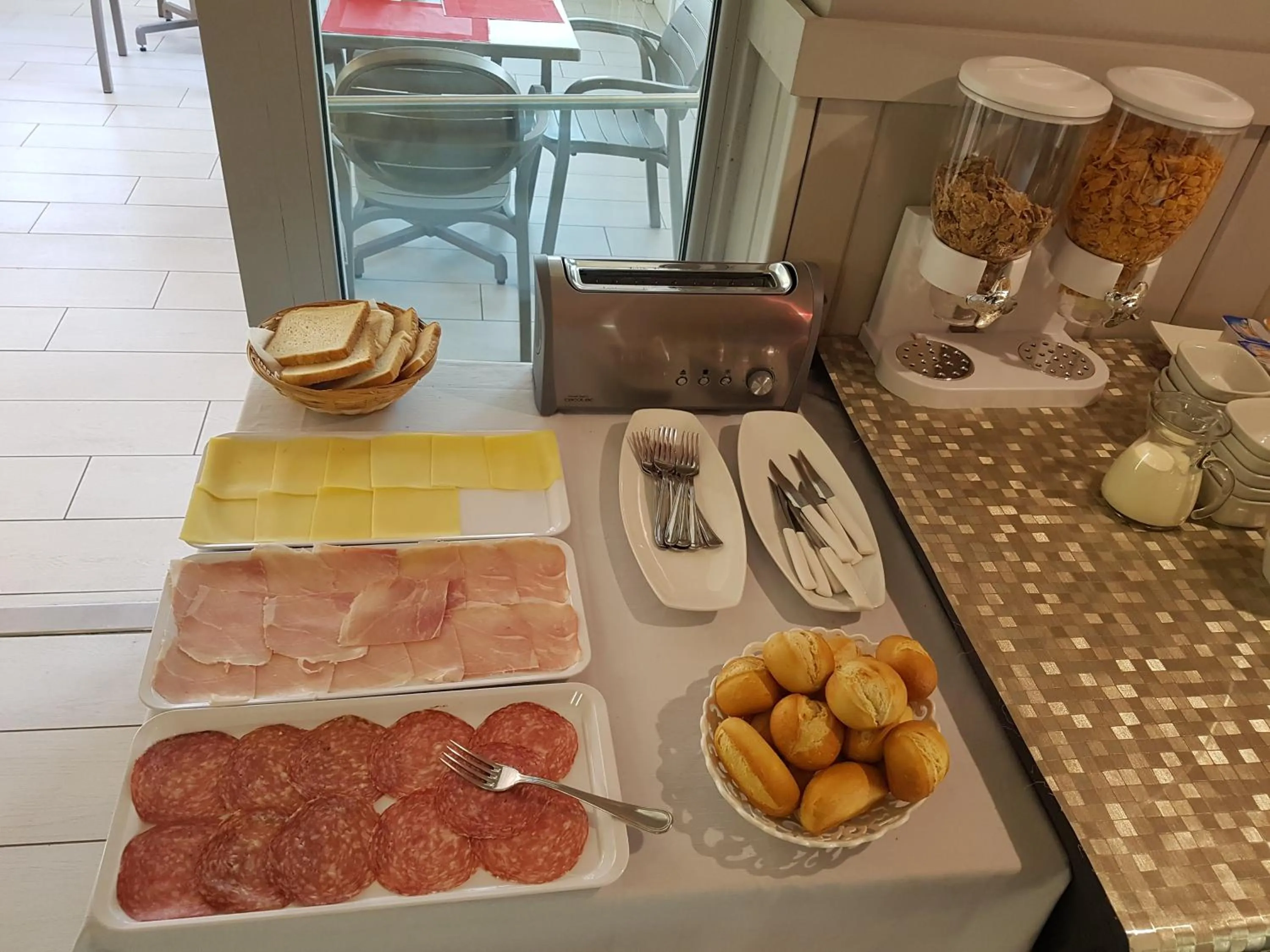 Breakfast in Blue Hotel