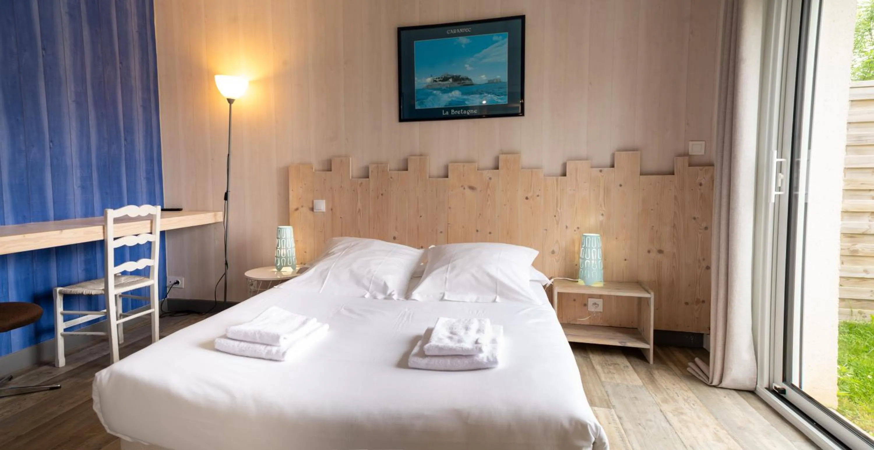 Bed in Hôtel Restaurant La Voile Bleue