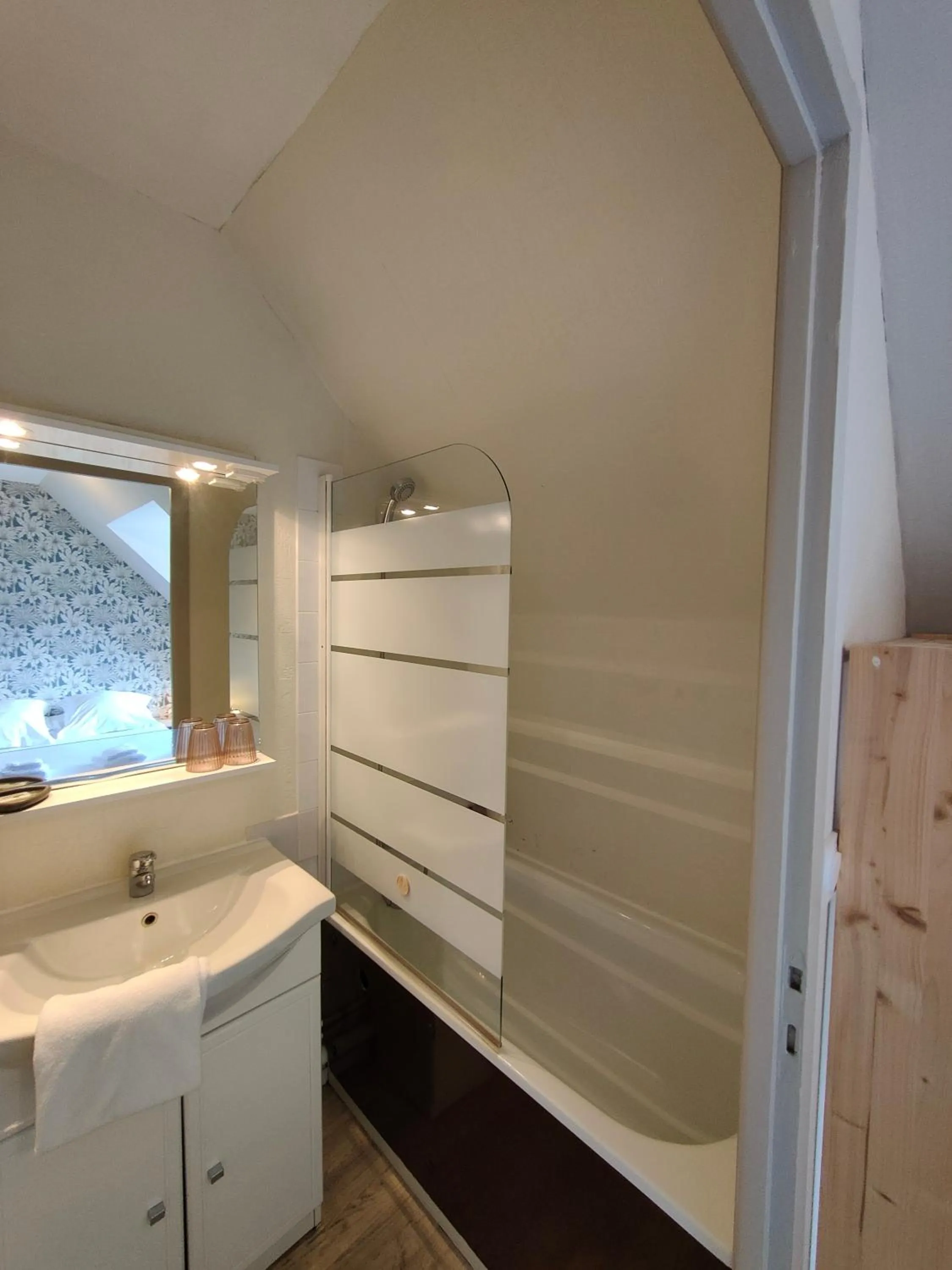 Bathroom in Hôtel Restaurant La Voile Bleue