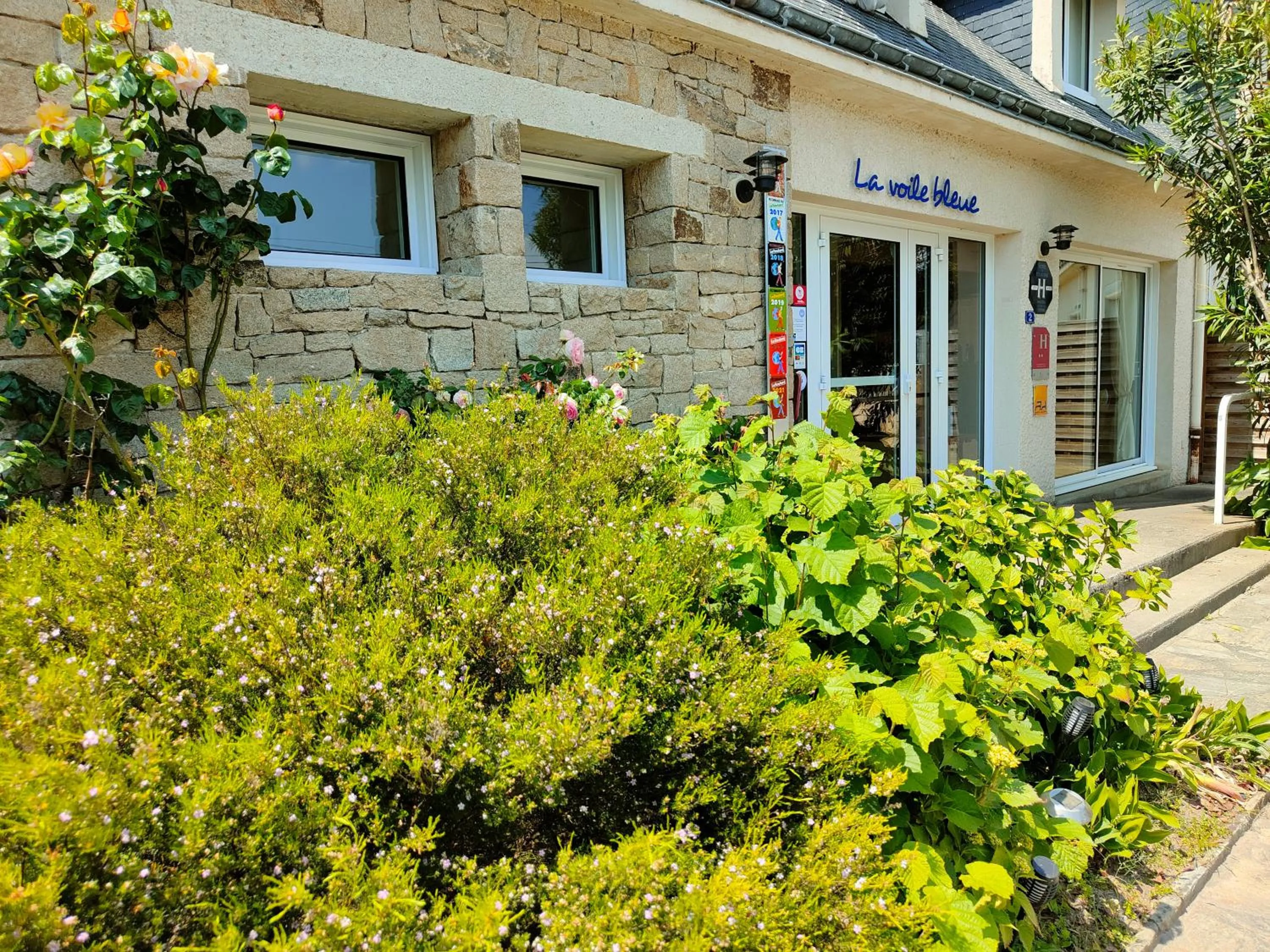Property building in Hôtel Restaurant La Voile Bleue
