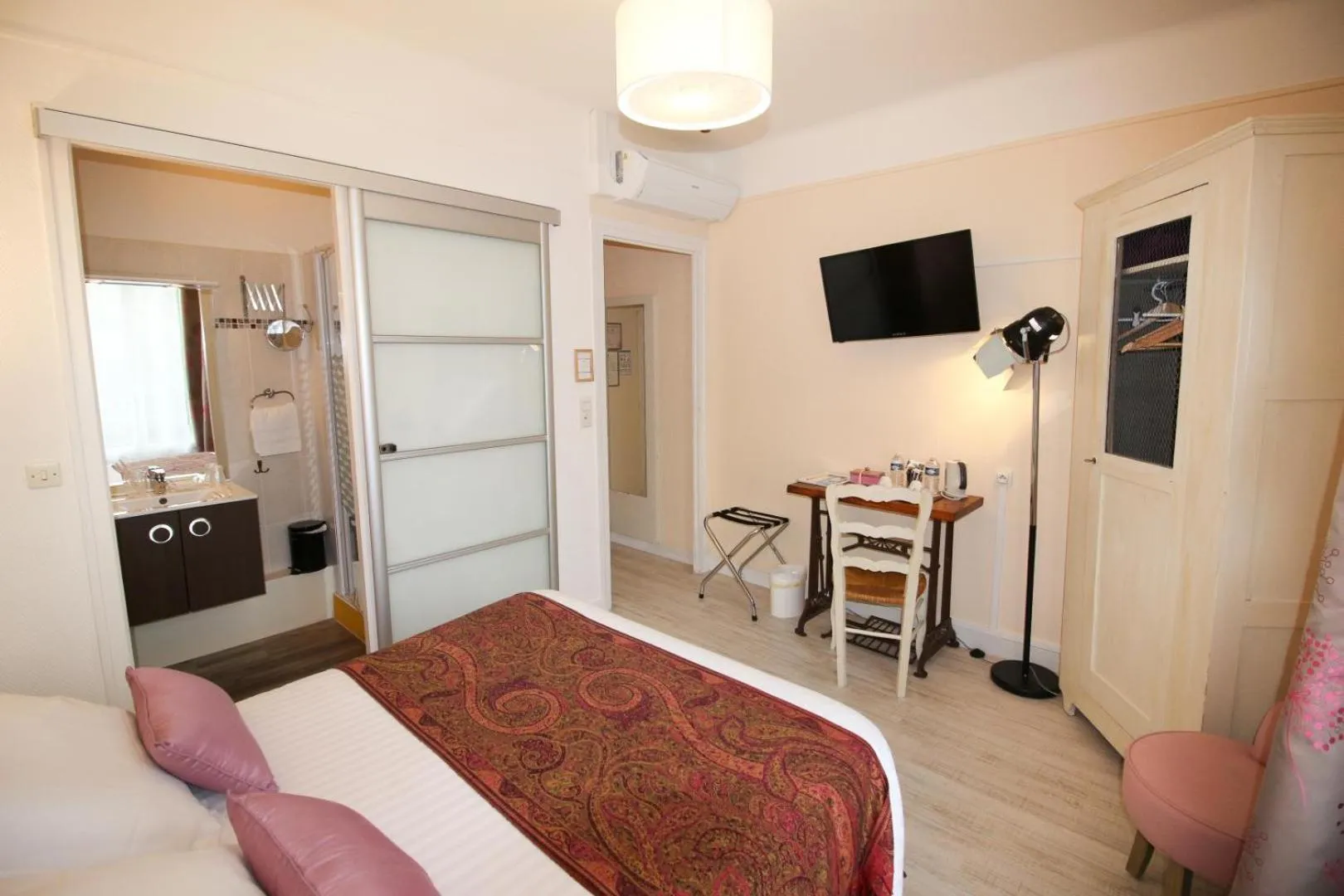 Photo of the whole room in Hôtel Au Clos Paillé La Roche Posay