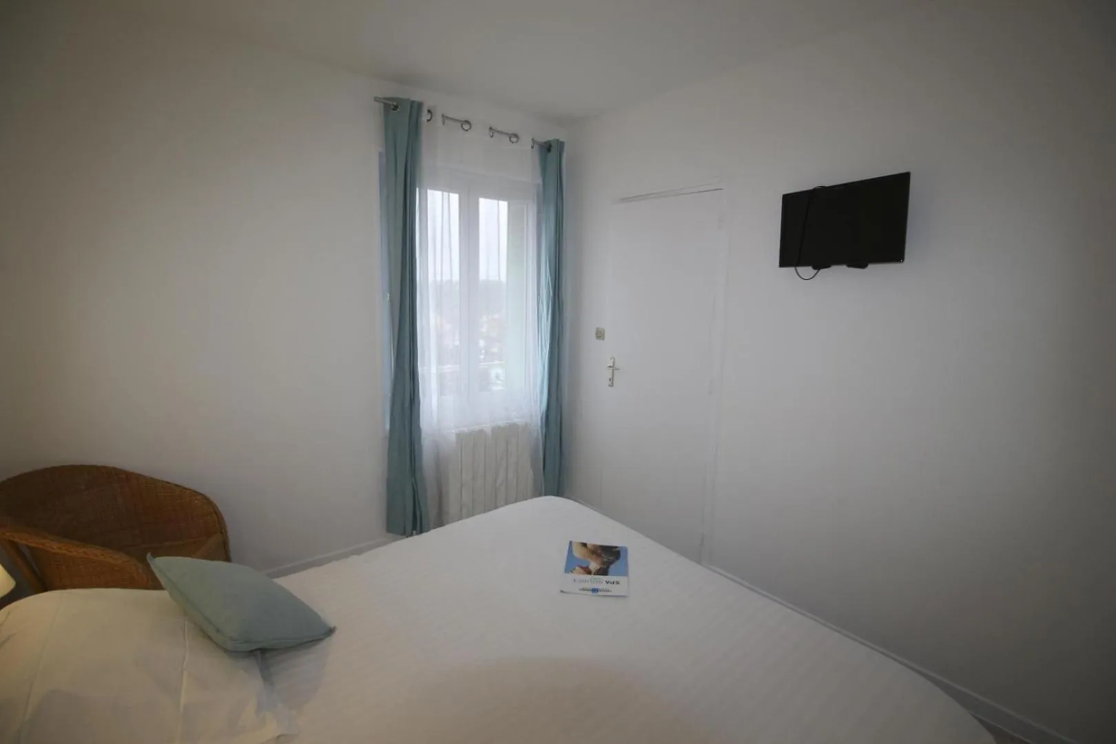 Photo of the whole room in Hôtel Au Clos Paillé La Roche Posay