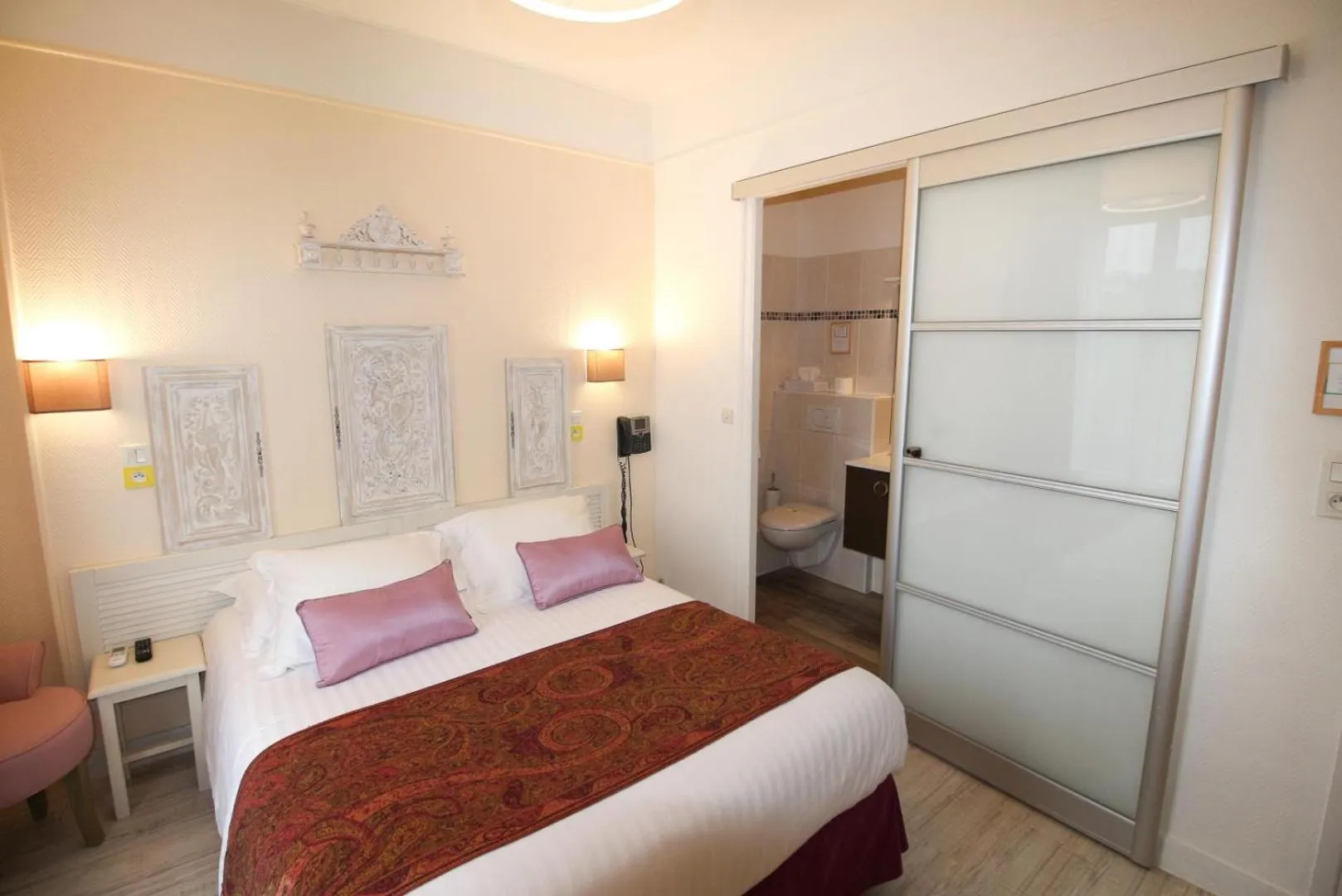 Photo of the whole room in Hôtel Au Clos Paillé La Roche Posay