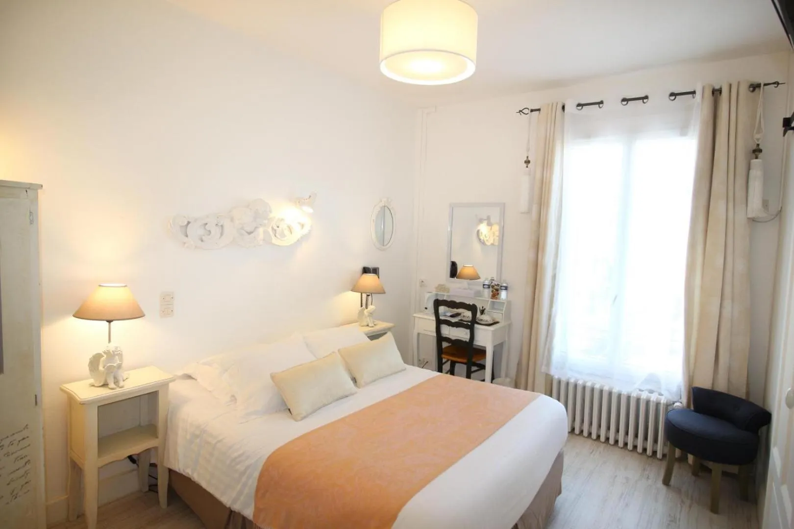 Photo of the whole room in Hôtel Au Clos Paillé La Roche Posay