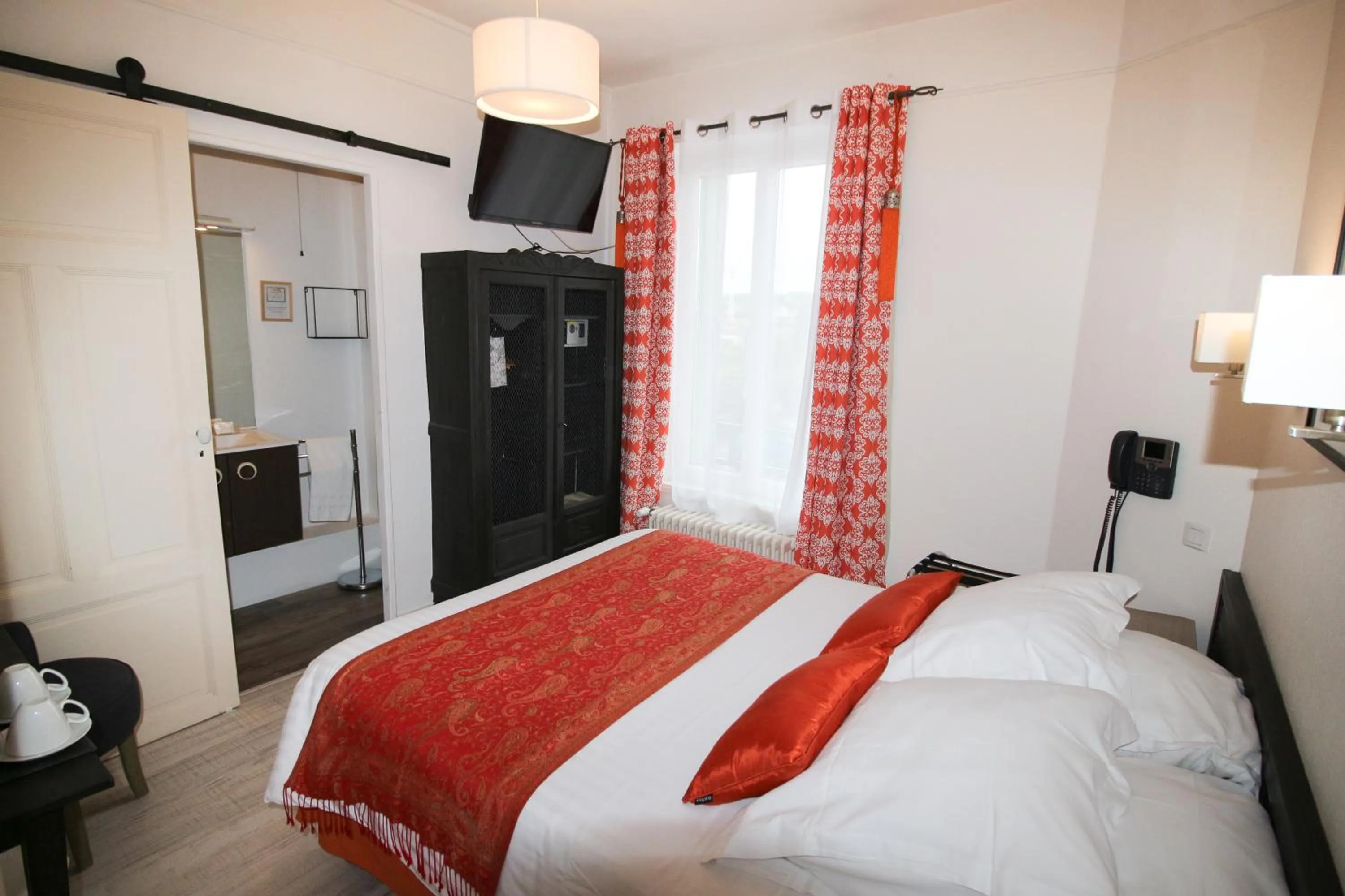 Photo of the whole room in Hôtel Au Clos Paillé La Roche Posay