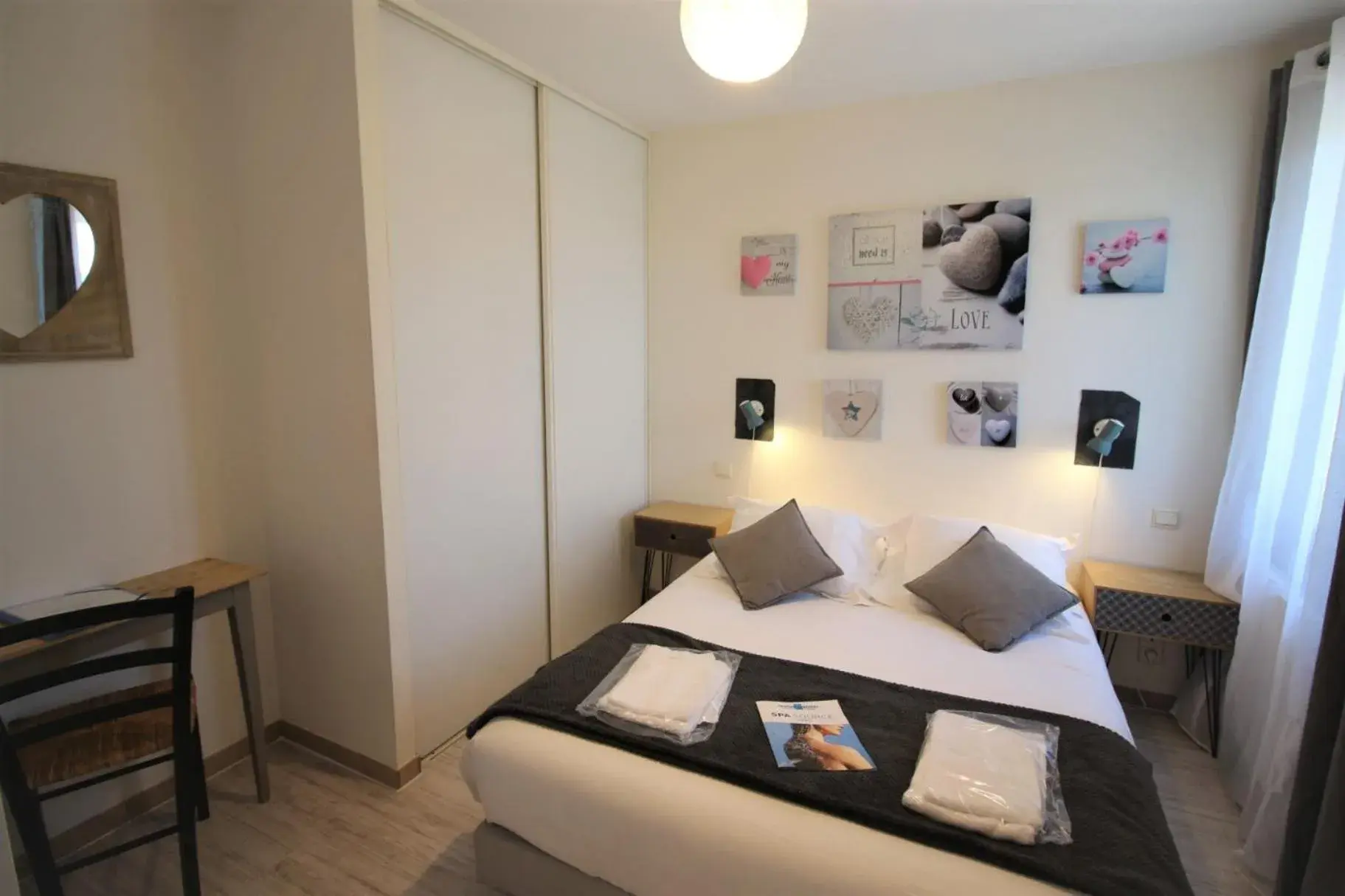 Family Room in Hôtel Au Clos Paillé La Roche Posay Family Room in Hôtel Au Clos Paillé La Roche Posay