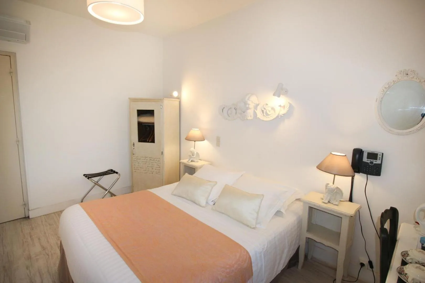 Photo of the whole room in Hôtel Au Clos Paillé La Roche Posay