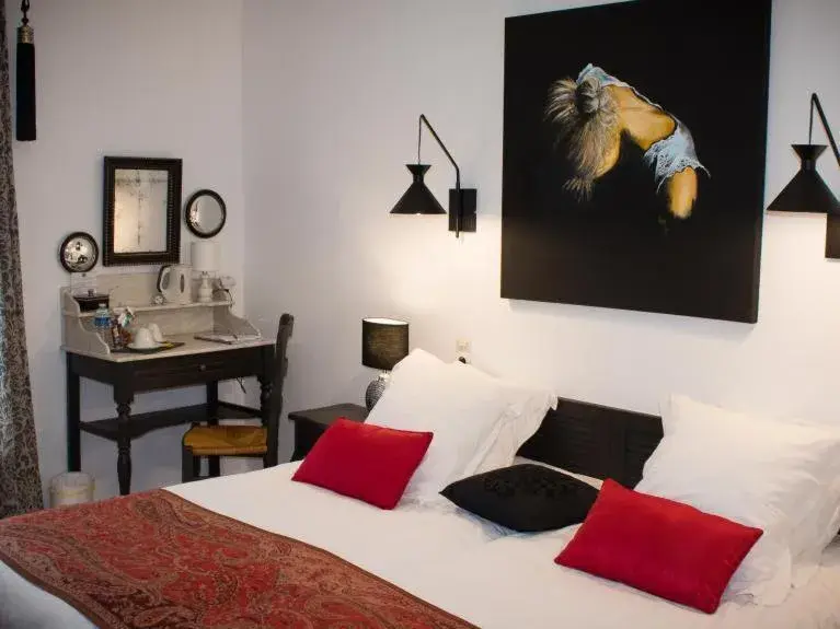 Twin Room with Shower in Hôtel Au Clos Paillé La Roche Posay Twin Room with Shower in Hôtel Au Clos Paillé La Roche Posay