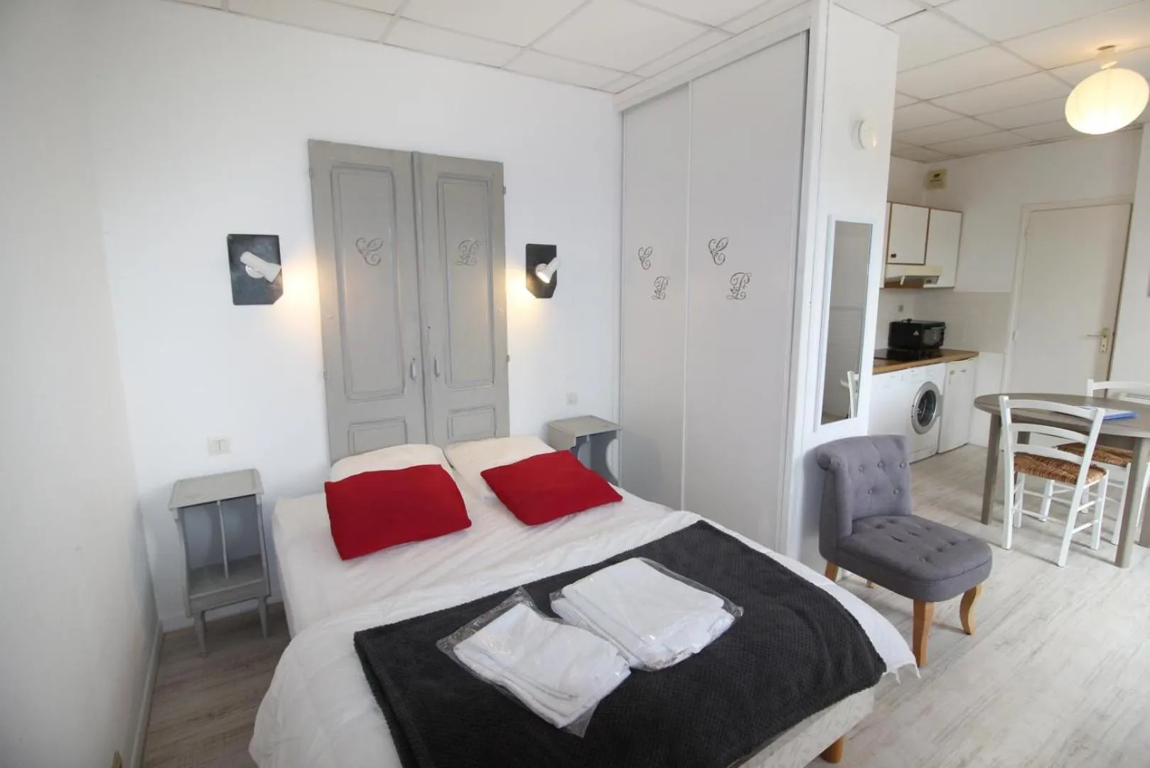 Photo of the whole room in Hôtel Au Clos Paillé La Roche Posay