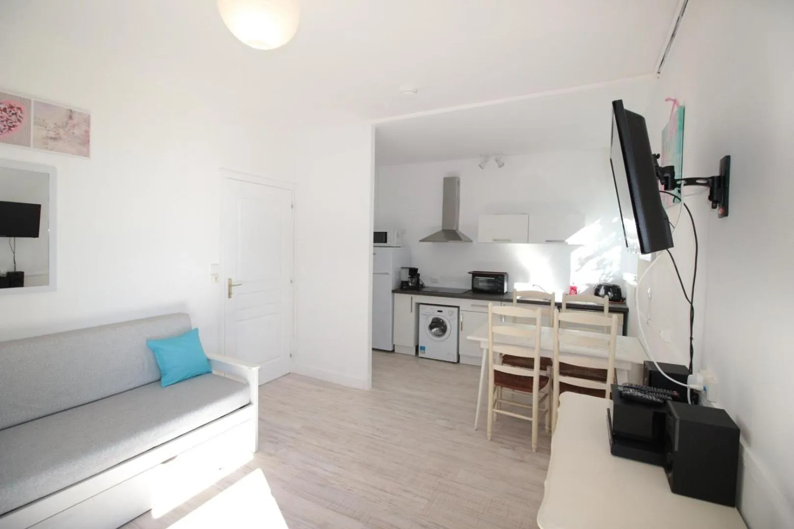 Kitchen or kitchenette in Hôtel Au Clos Paillé La Roche Posay