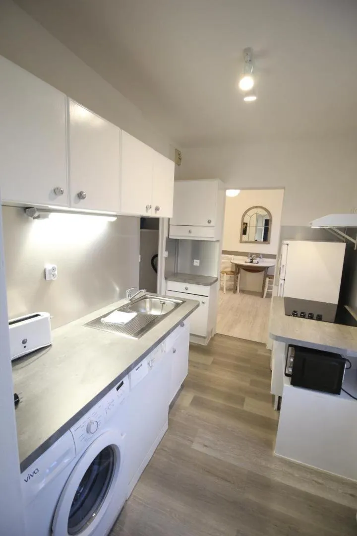 Kitchen or kitchenette in Hôtel Au Clos Paillé La Roche Posay