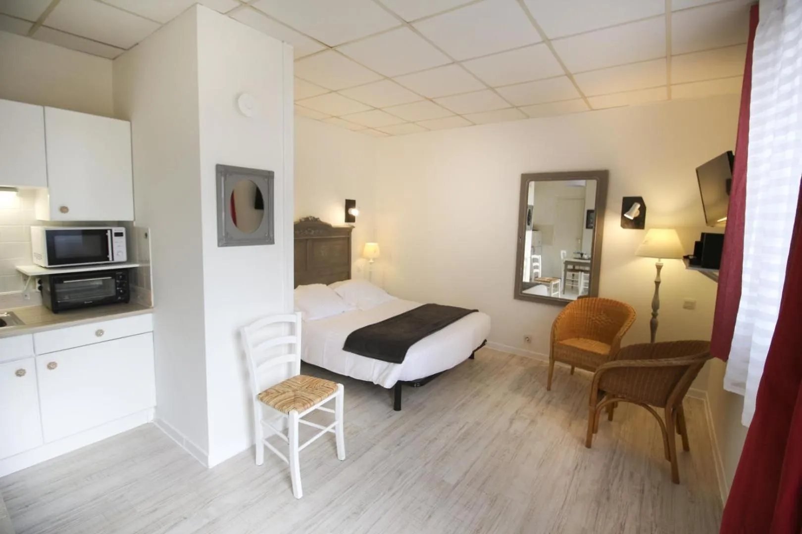 Photo of the whole room in Hôtel Au Clos Paillé La Roche Posay