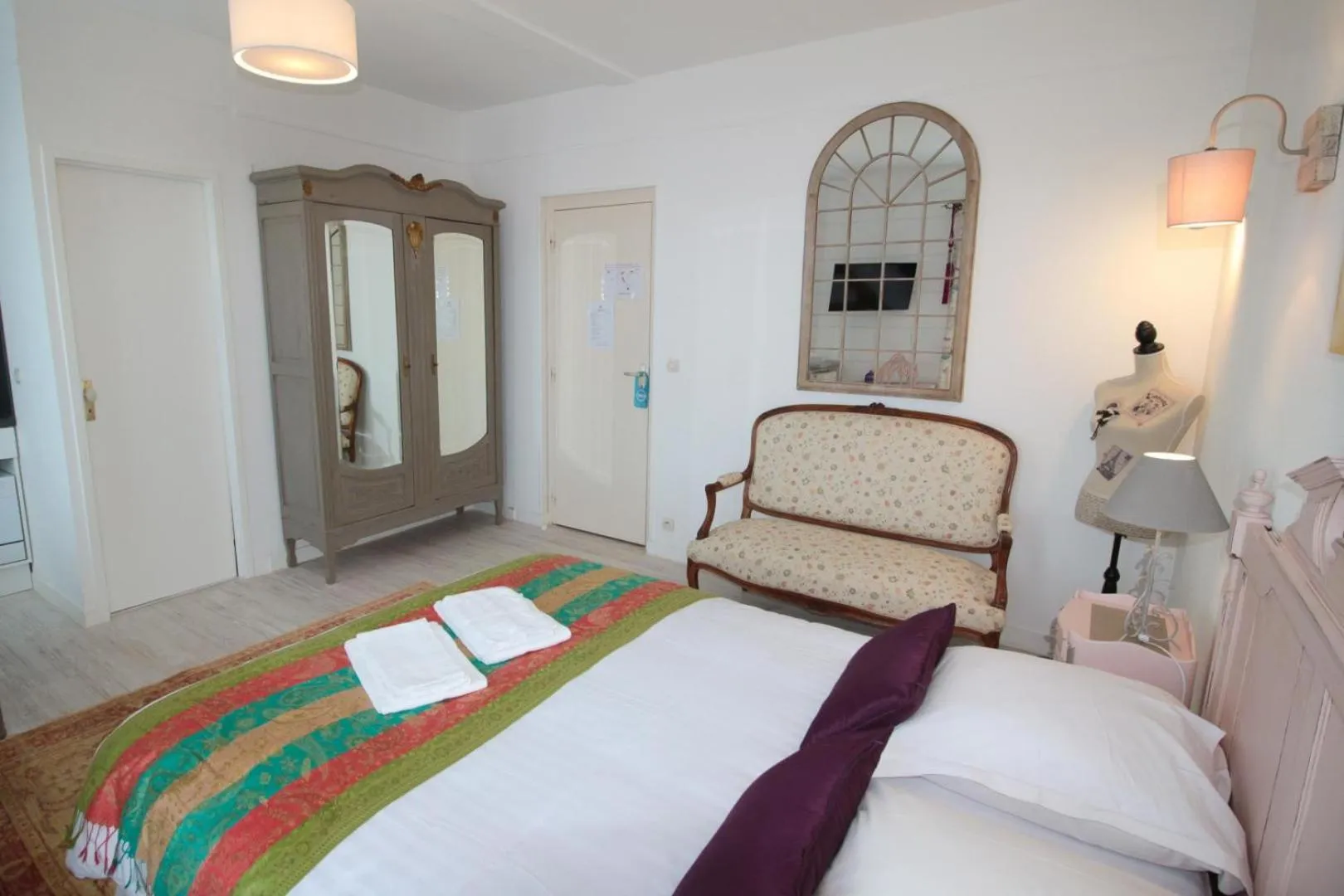 Photo of the whole room in Hôtel Au Clos Paillé La Roche Posay