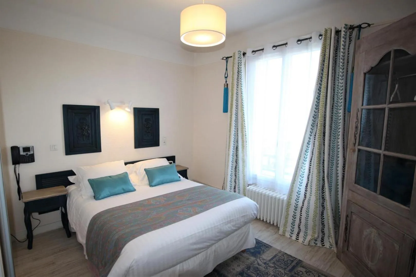 Photo of the whole room in Hôtel Au Clos Paillé La Roche Posay