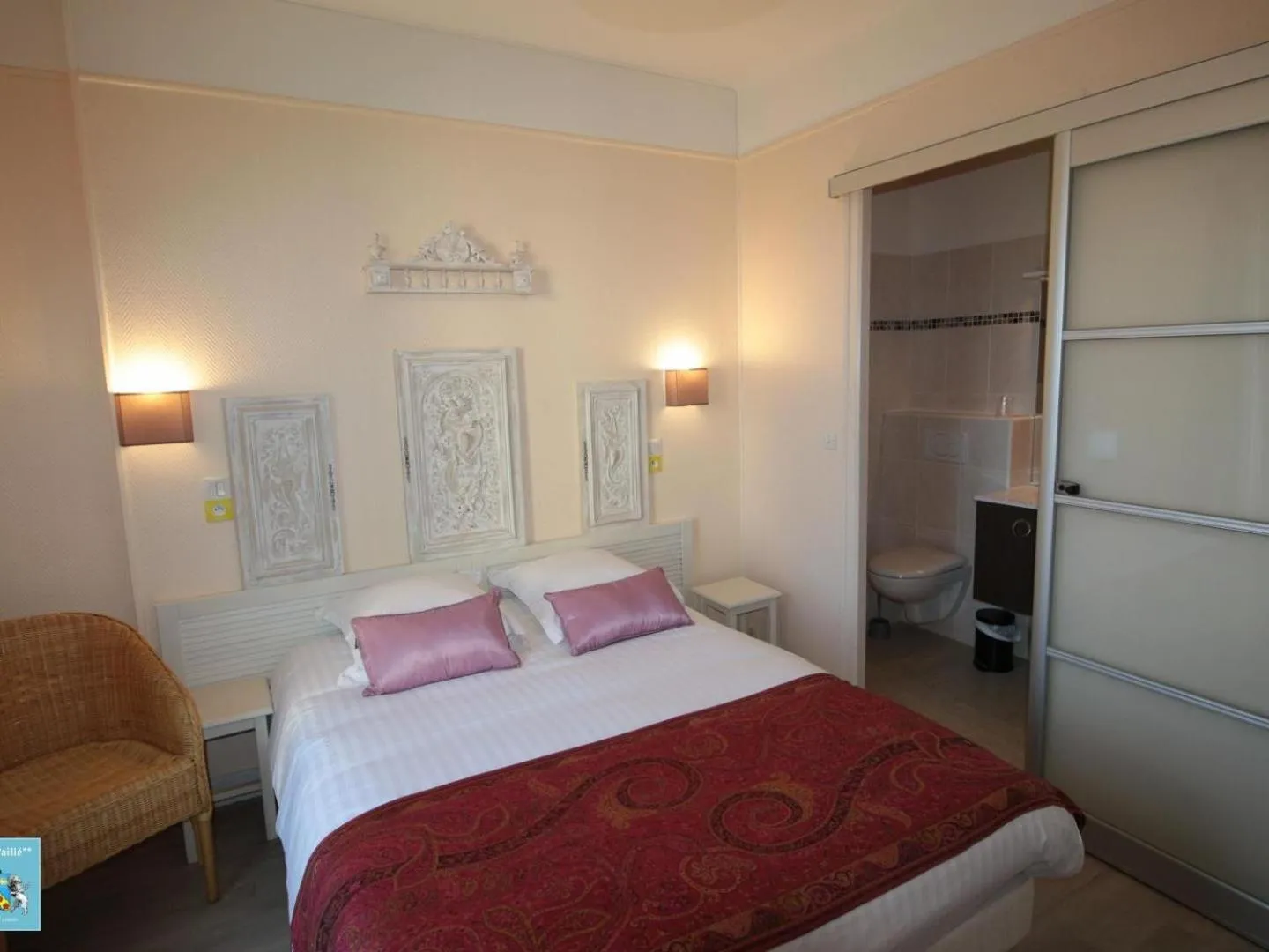 Photo of the whole room in Hôtel Au Clos Paillé La Roche Posay