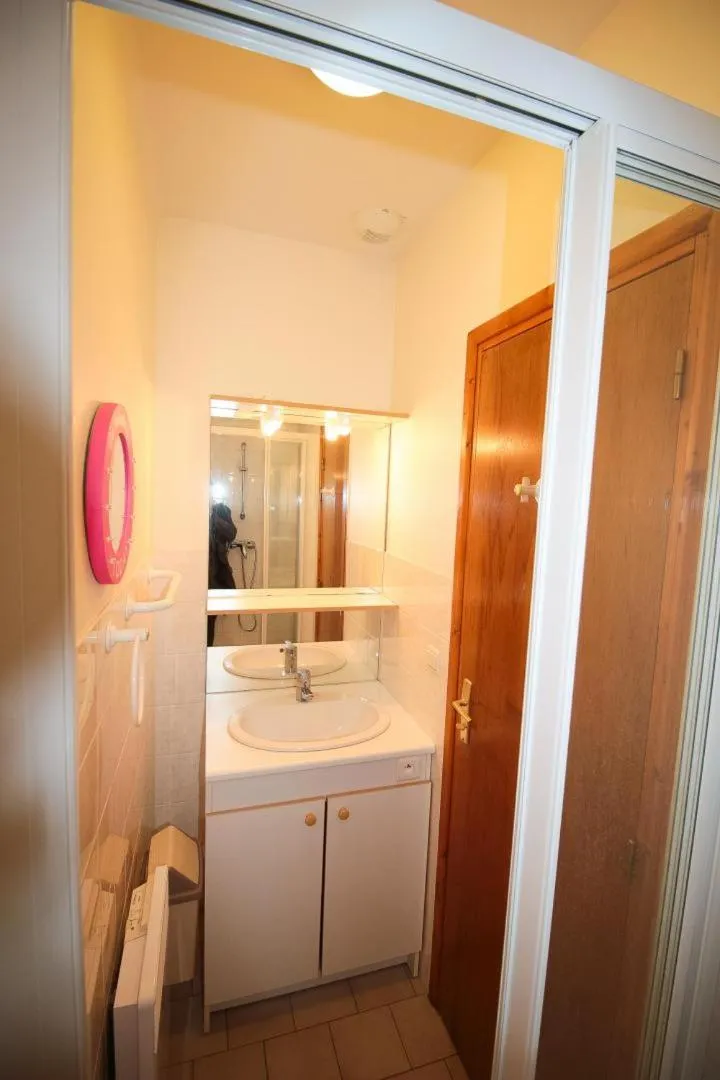 Bathroom in Hôtel Au Clos Paillé La Roche Posay