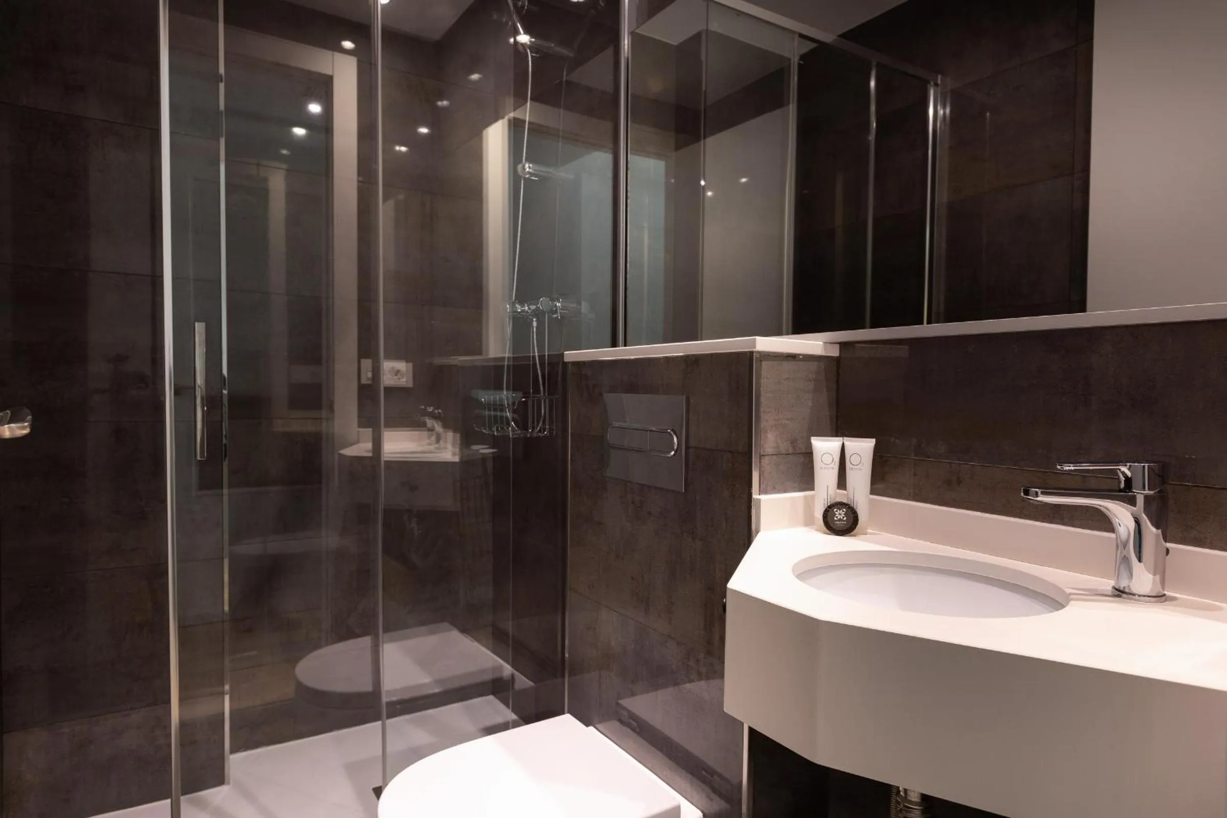 Shower in Enjoybcn Patio de Gala