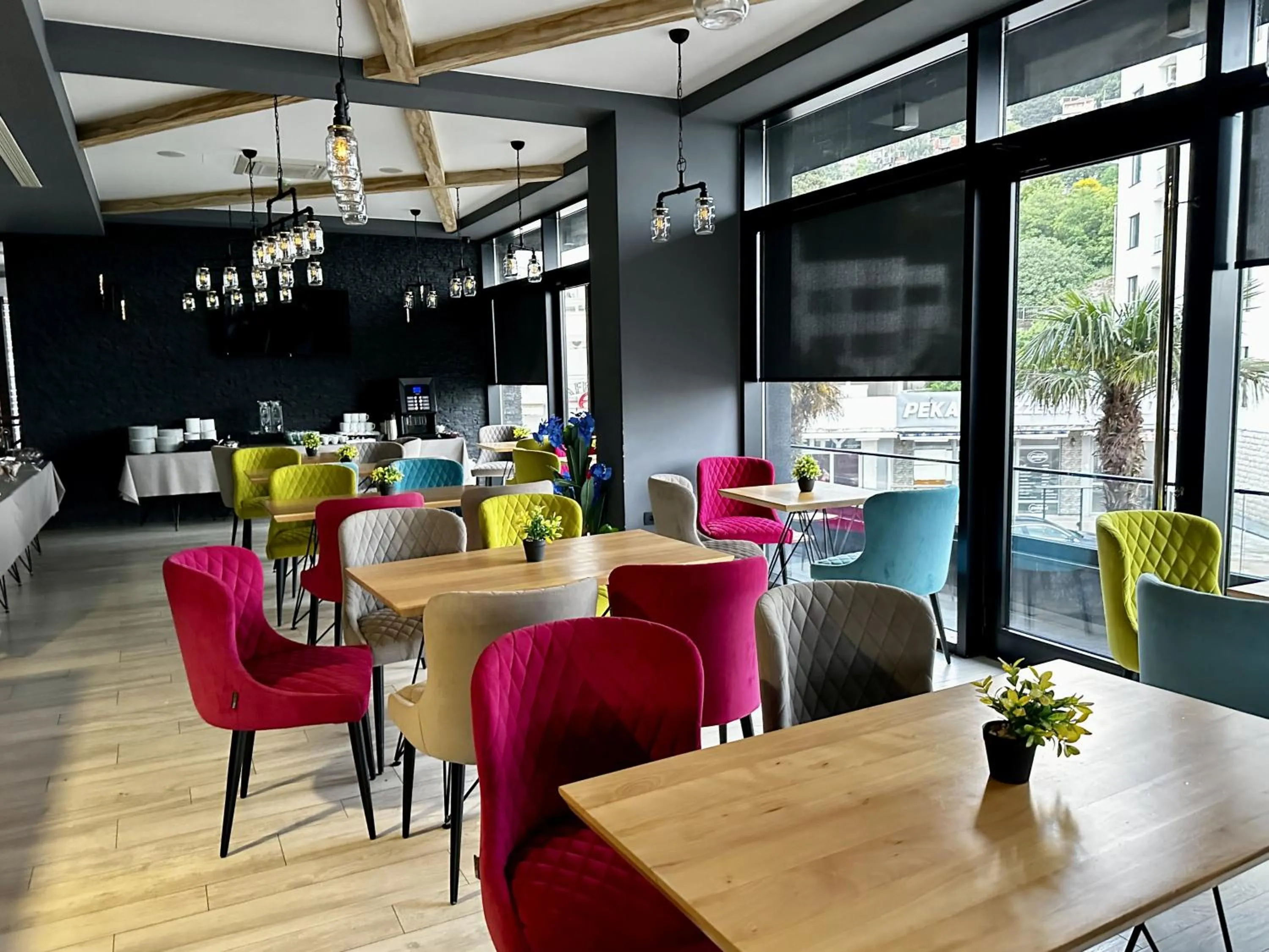 Restaurant/places to eat in Hotel Del Medio