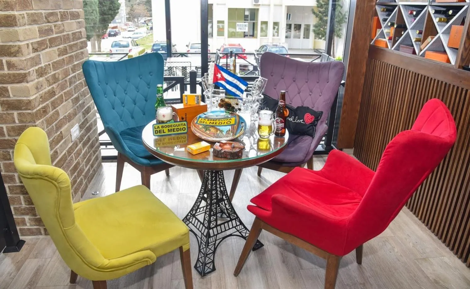 Restaurant/places to eat in Hotel Del Medio