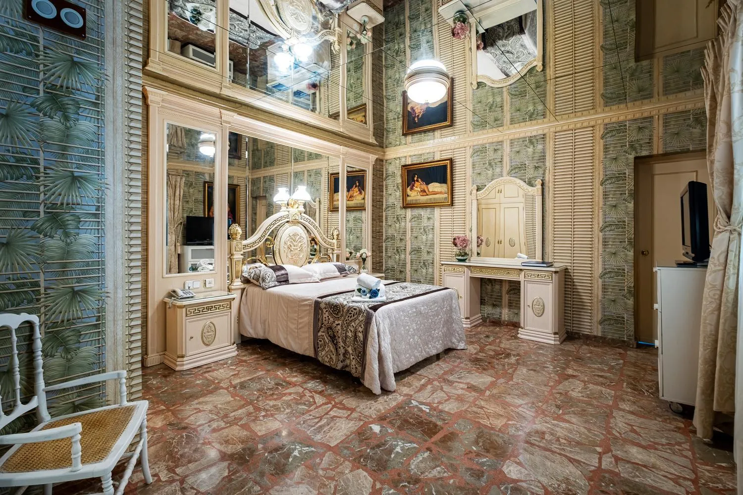 Shower, Bed in Hotel Gines