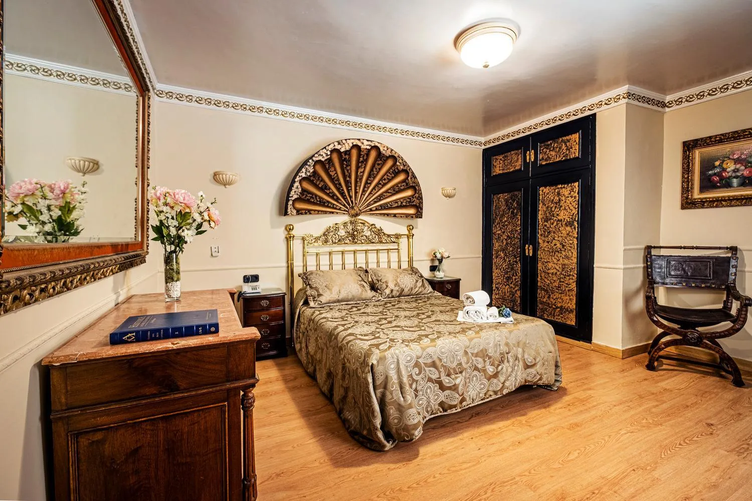 Shower, Bed in Hotel Gines