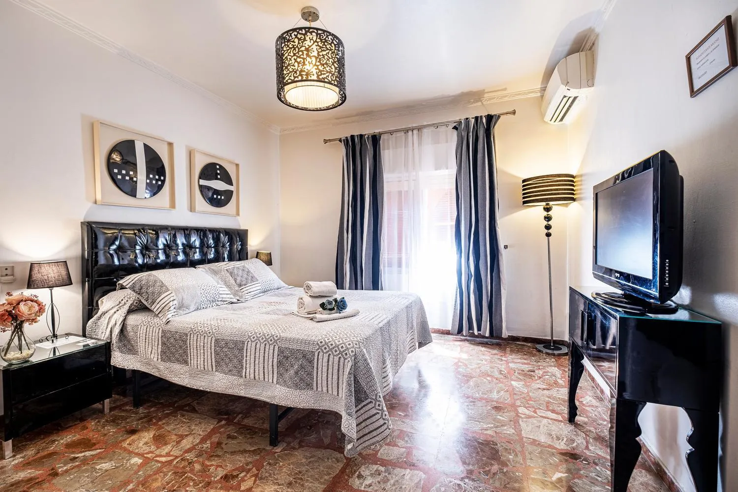 Shower, Bed in Hotel Gines