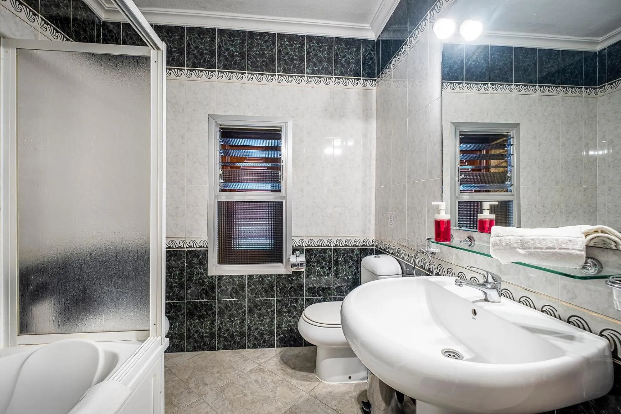 Shower in Hotel Gines