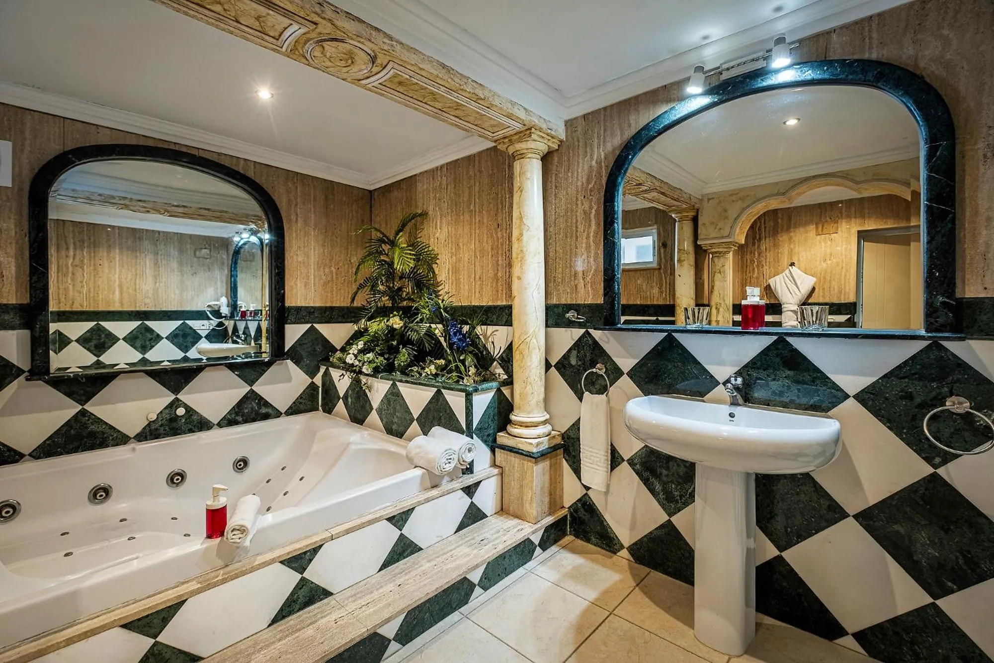 Shower in Hotel Gines