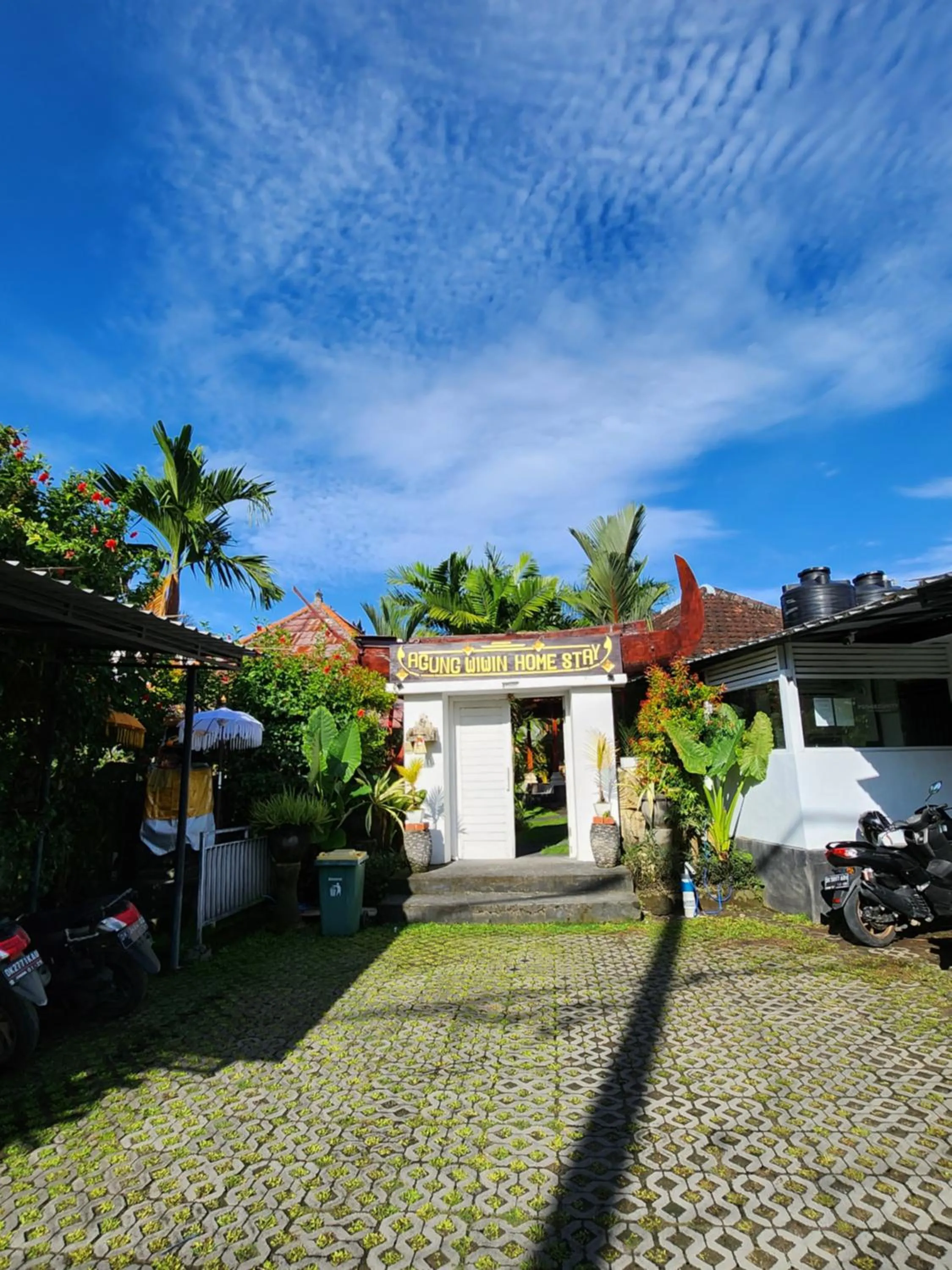 Facade/entrance in Agung Wiwin Homestay & Restaurant