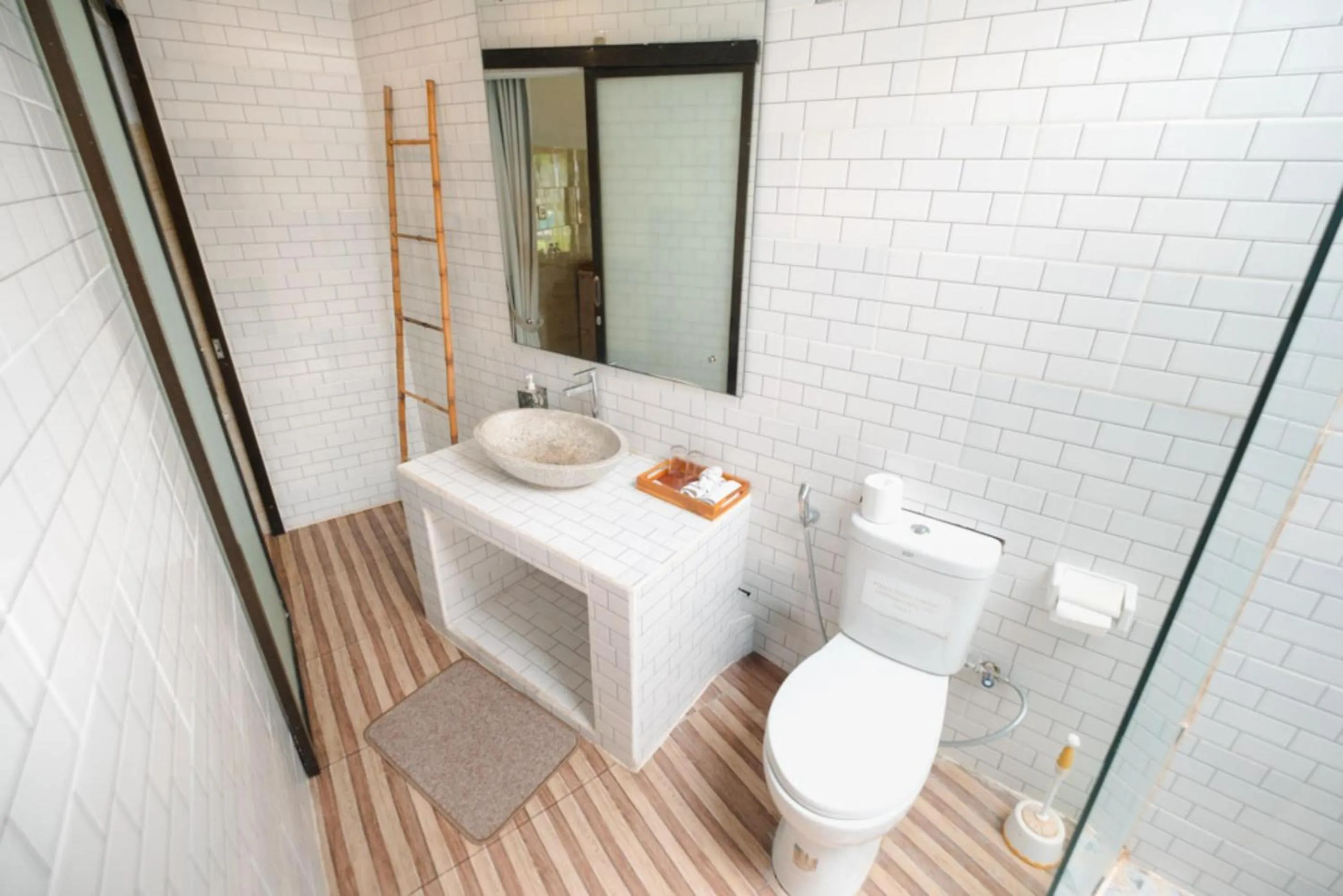 Shower in Agung Wiwin Homestay & Restaurant