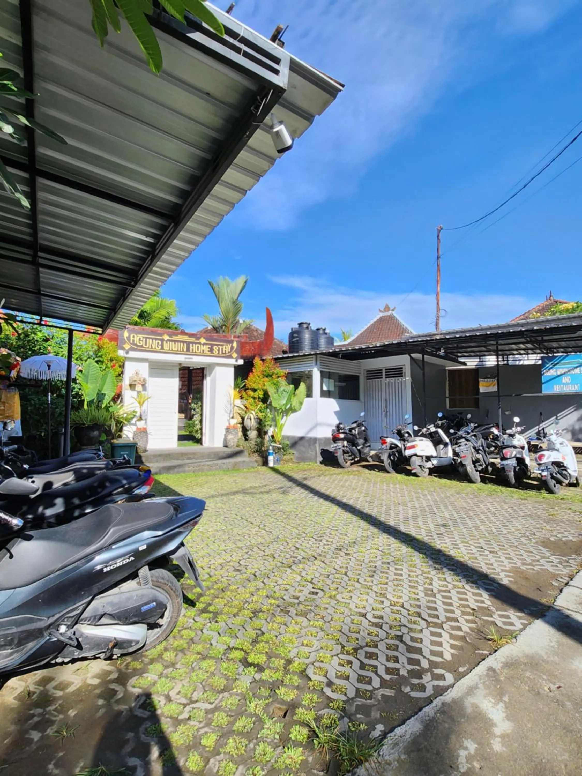 Facade/entrance in Agung Wiwin Homestay & Restaurant