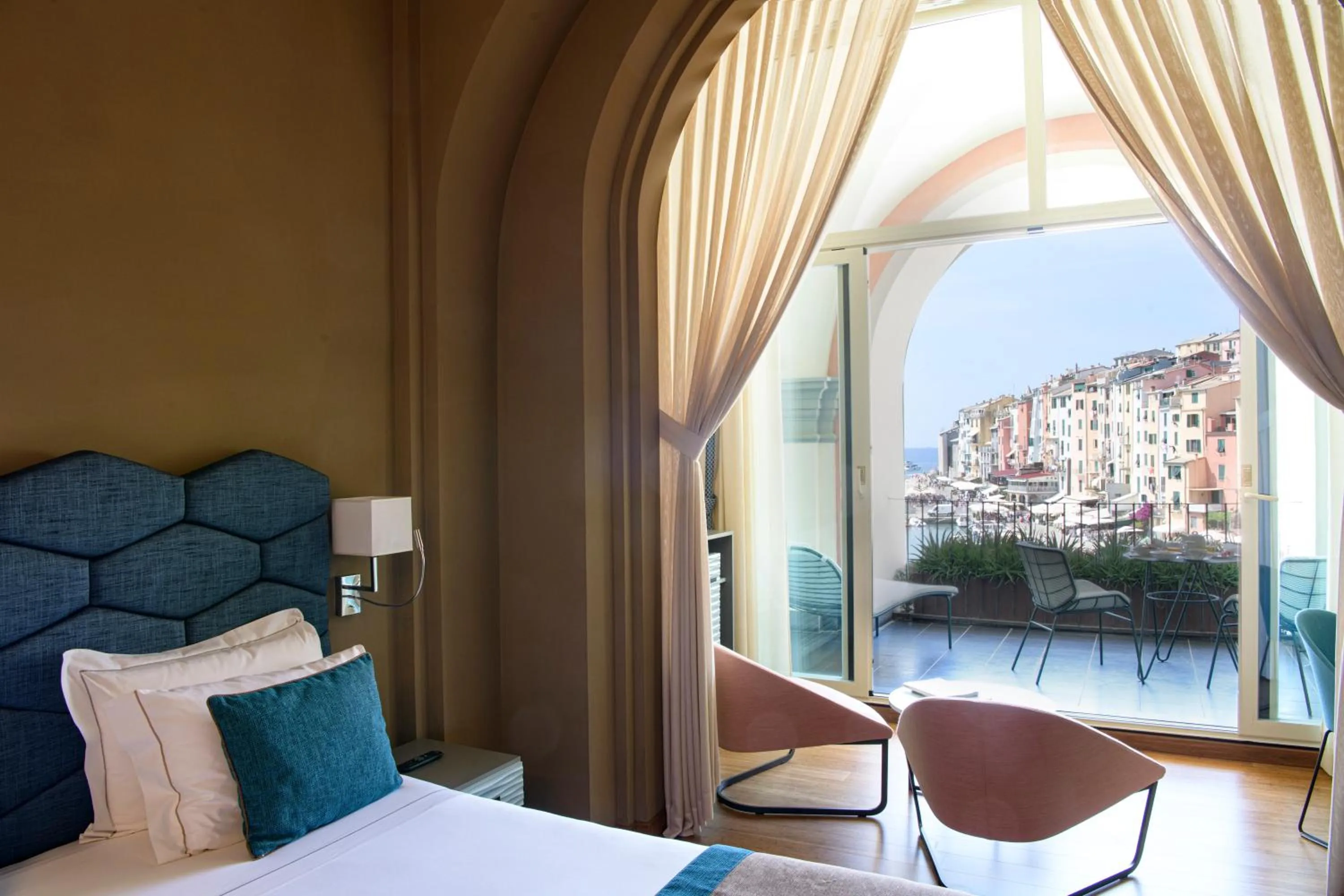 Photo of the whole room, Bed in Grand Hotel Portovenere