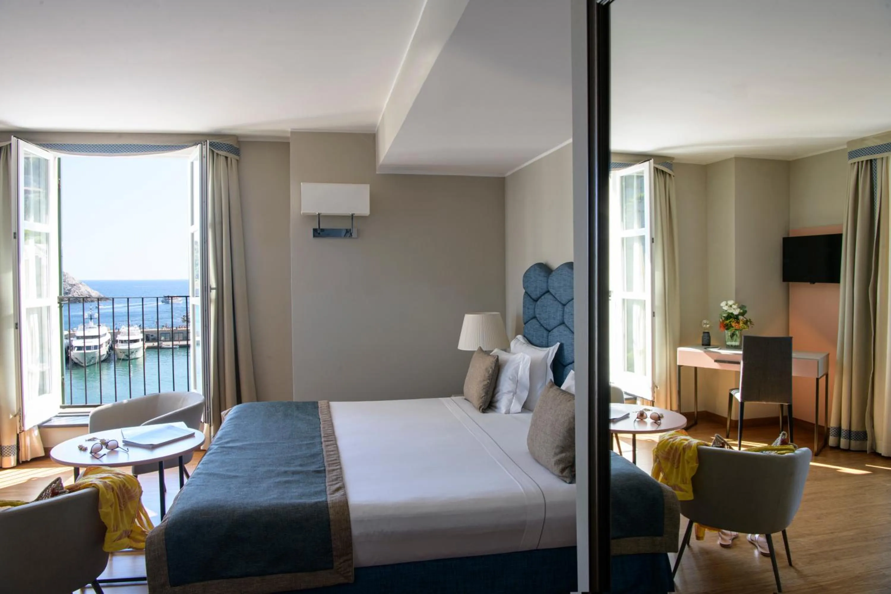 Photo of the whole room, Bed in Grand Hotel Portovenere