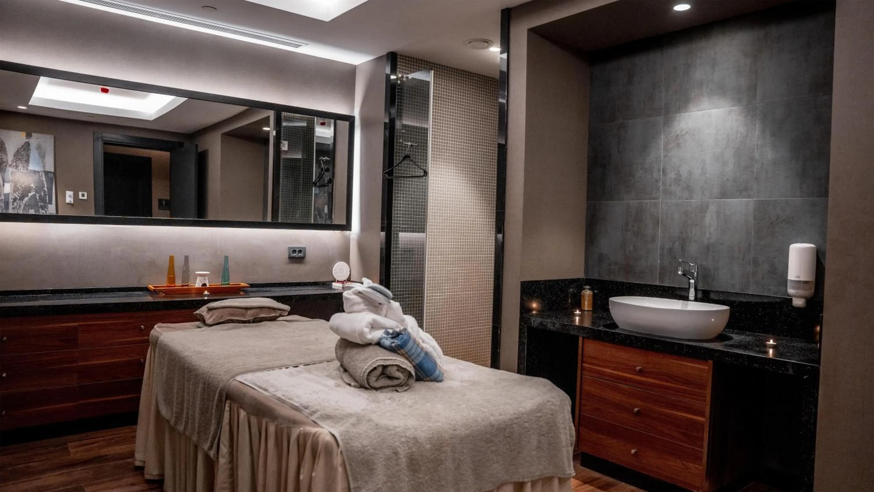 Spa and wellness centre/facilities, Bed in Radisson Blu Hotel & Conference Center, Niamey