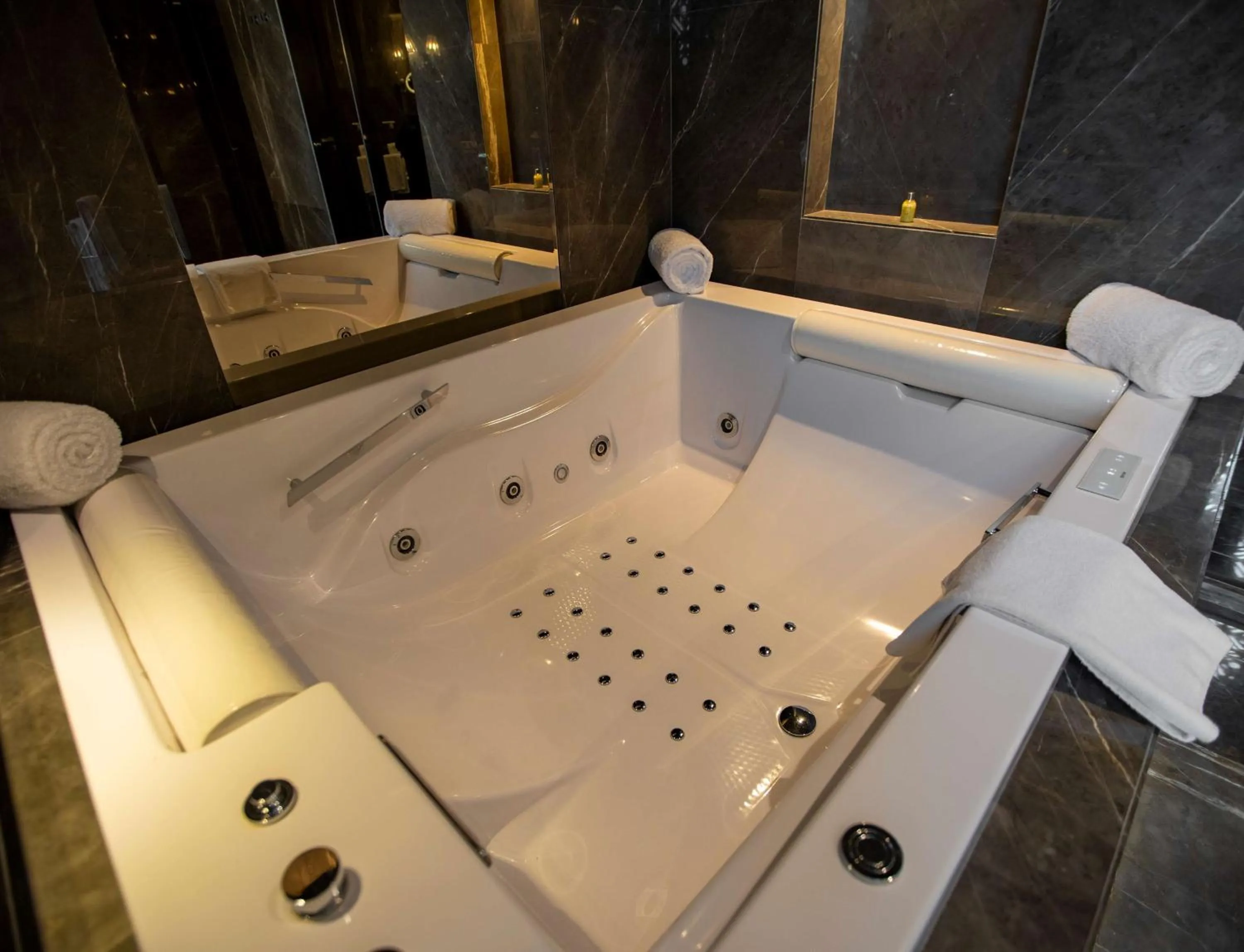 Bath in Radisson Blu Hotel & Conference Center, Niamey