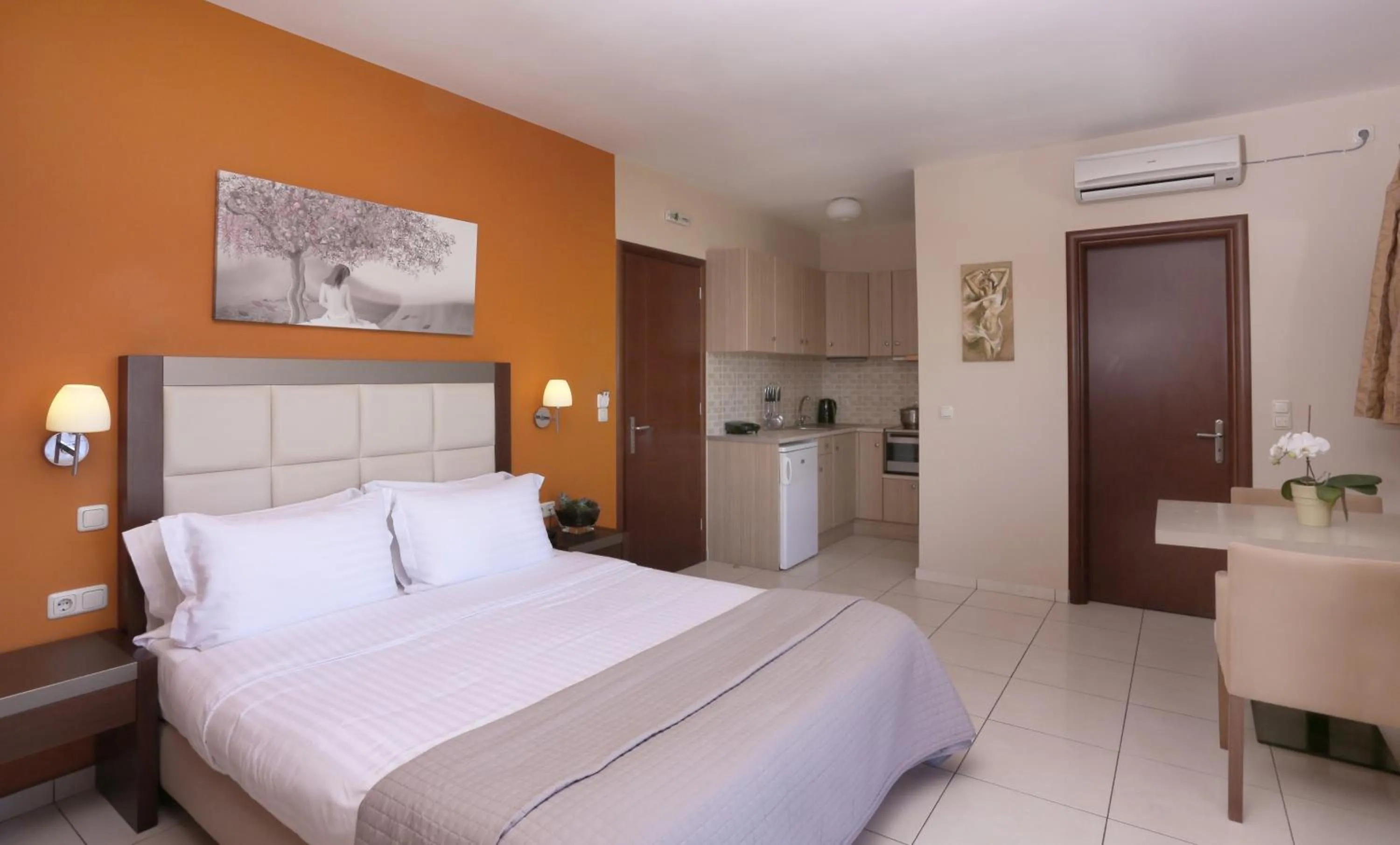 Photo of the whole room, Bed in Faros Luxury Suites