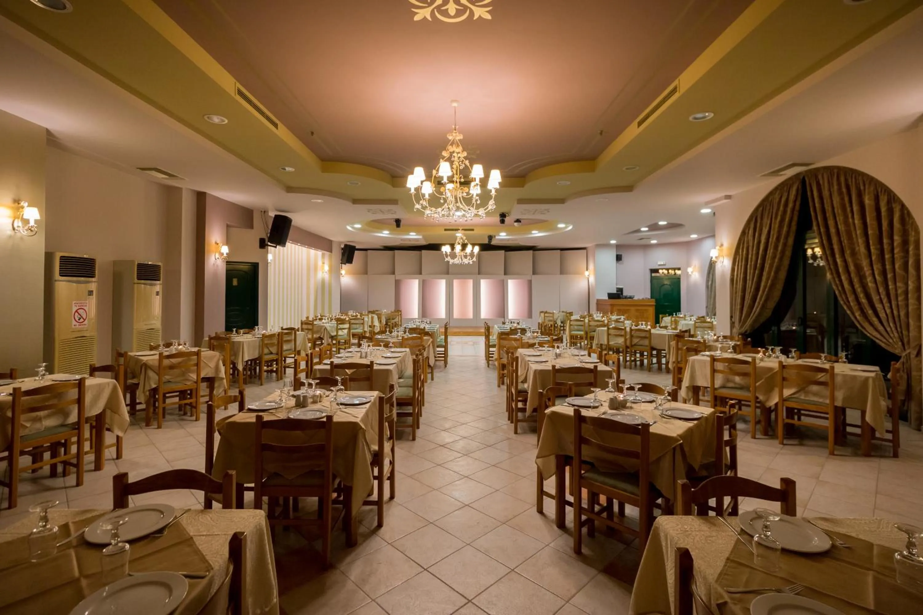 Restaurant/places to eat in Faros Luxury Suites