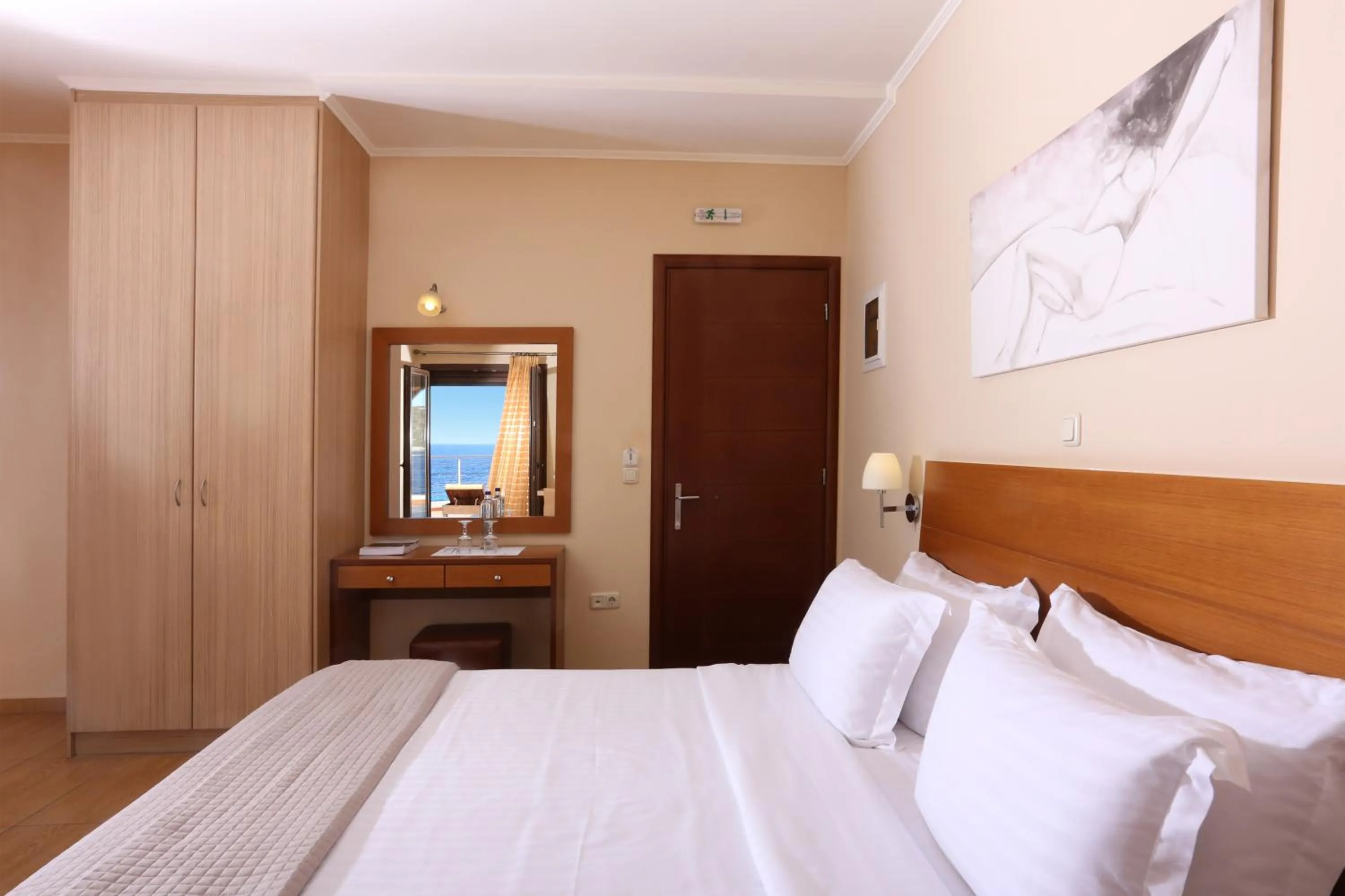 Photo of the whole room, Bed in Faros Luxury Suites