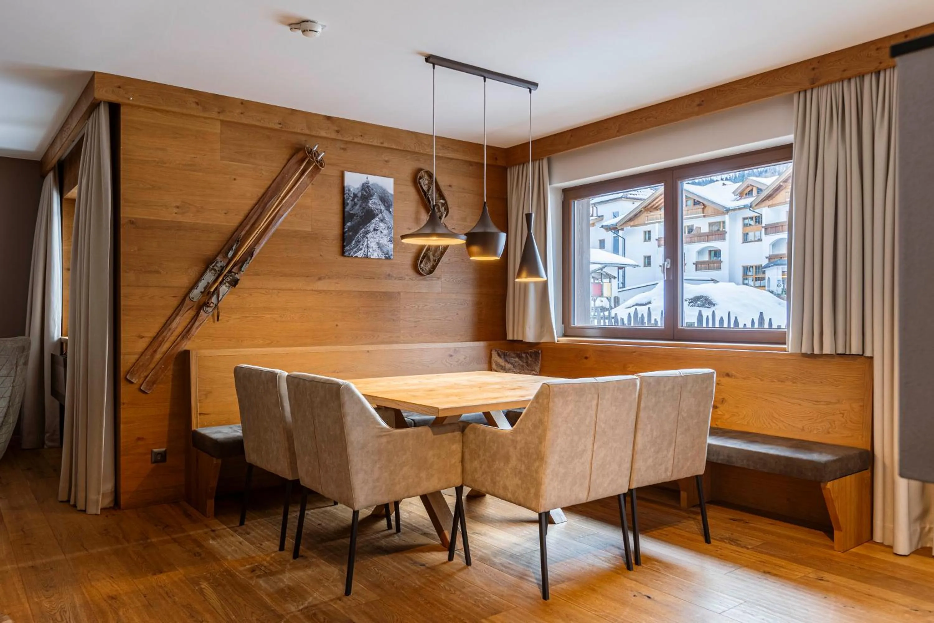 Dining area in Bergresort Zugspitze Ehrwald by ALPS RESORTS