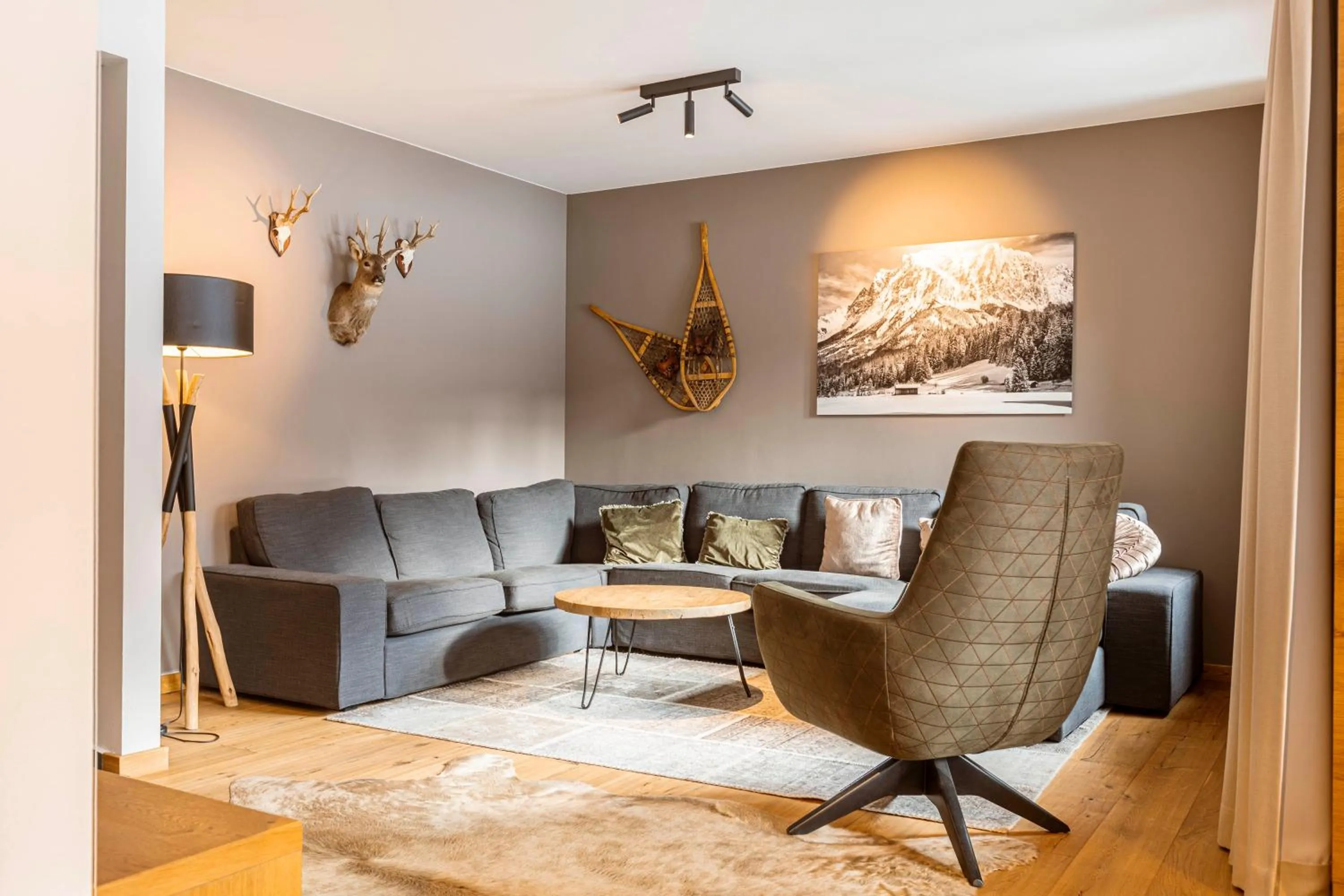 Living room in Bergresort Zugspitze Ehrwald by ALPS RESORTS