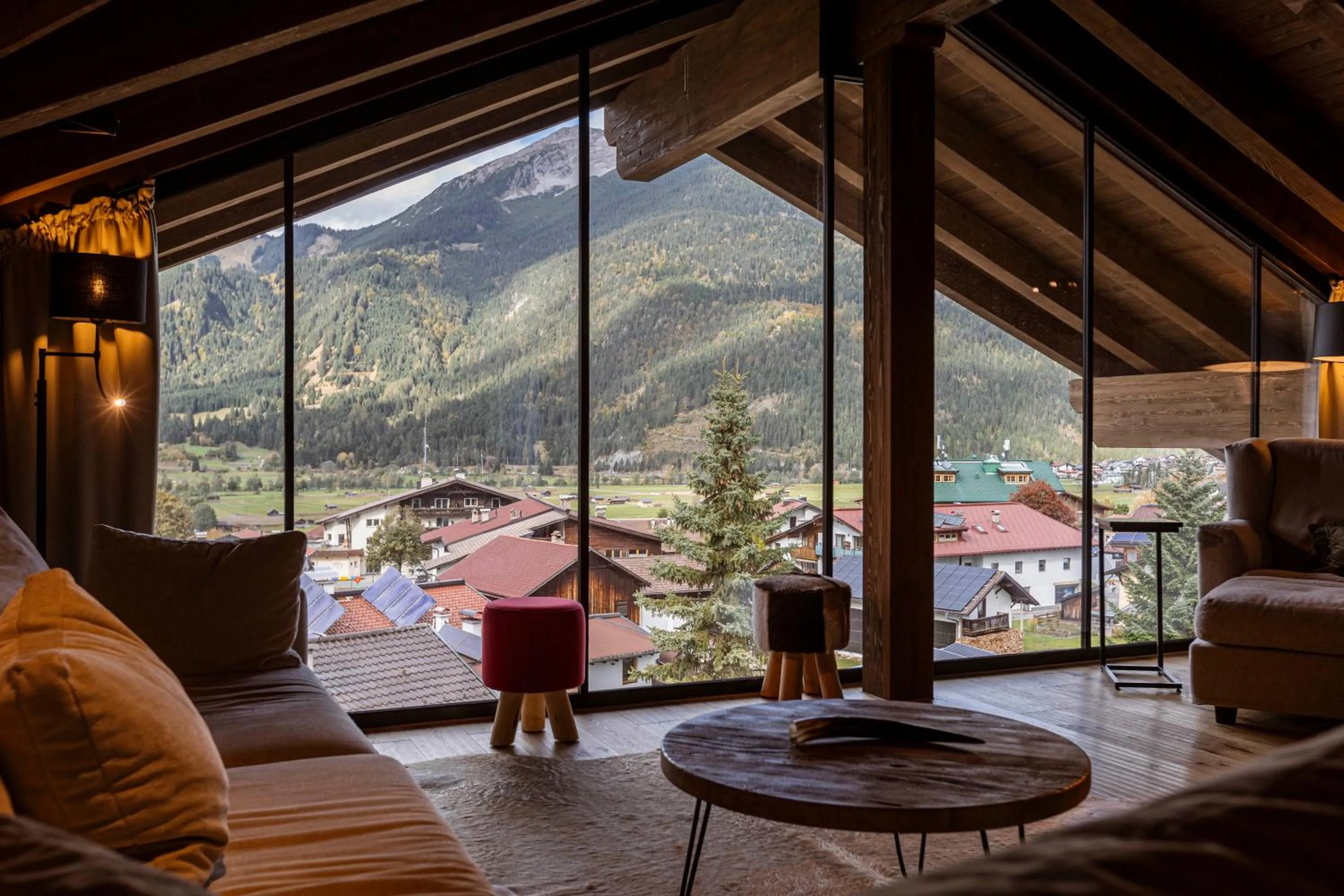 Living room in Bergresort Zugspitze Ehrwald by ALPS RESORTS