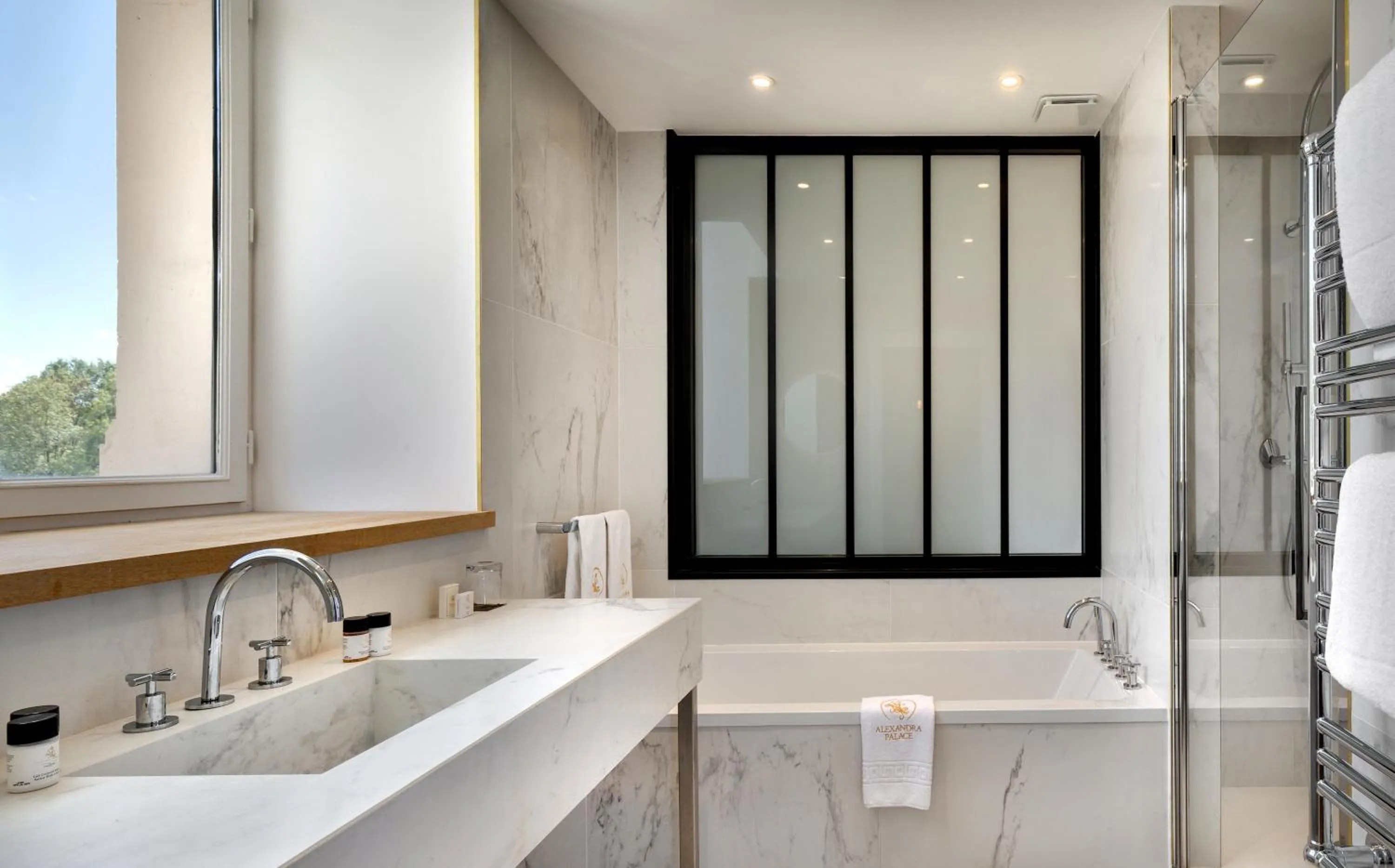 Bathroom in Alexandra Palace - La Maison Younan