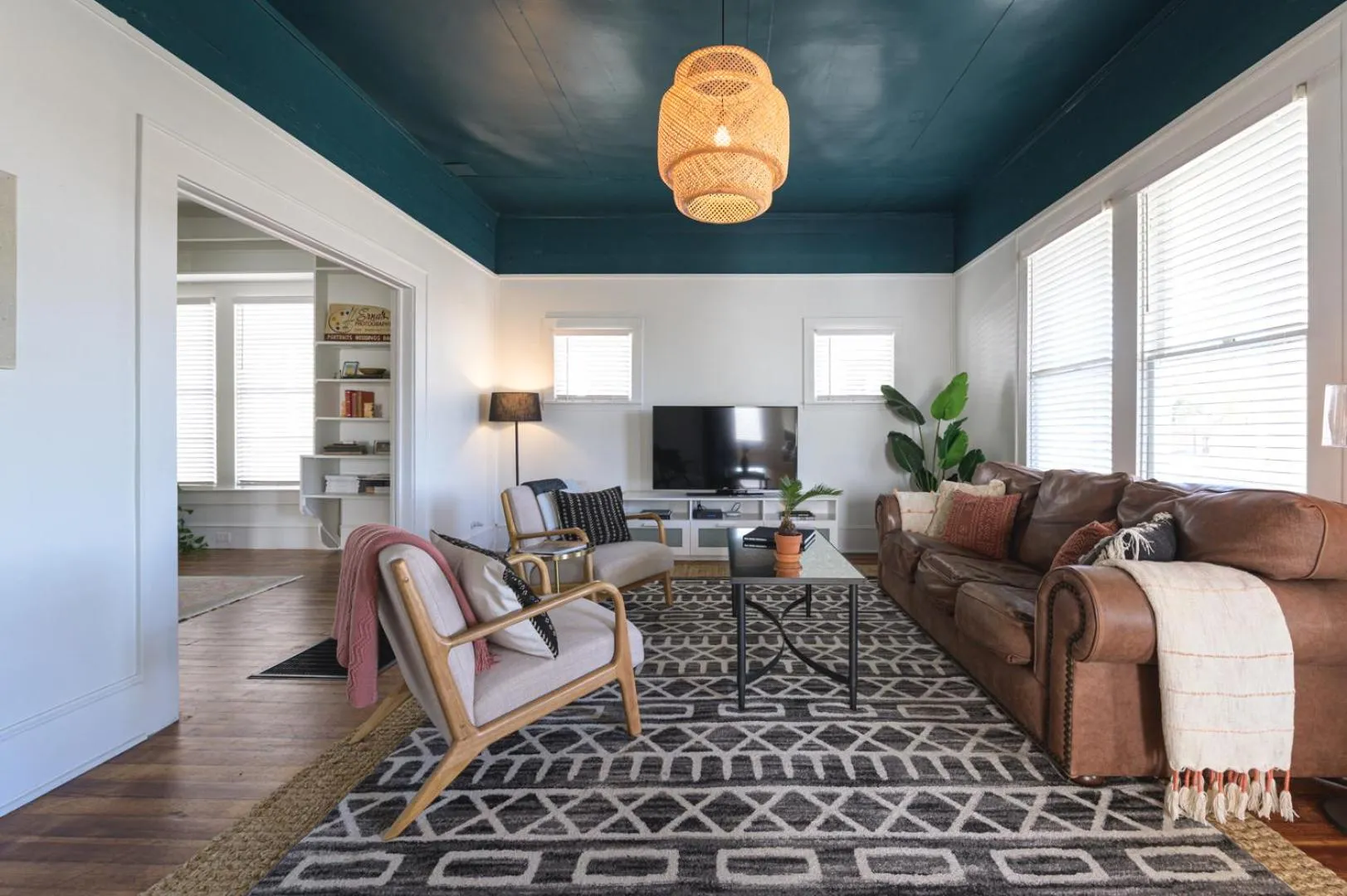 Restored 1930s Uptown Bungalow 2 min. to Magnolia