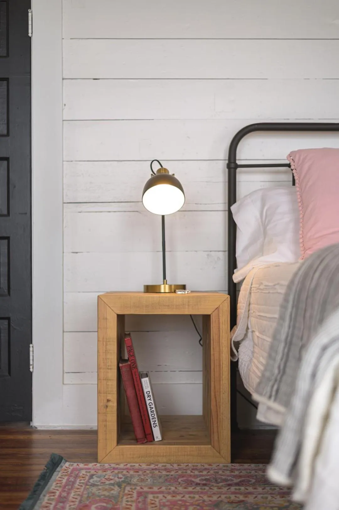 Bed in Restored 1930s Uptown Bungalow 2 min. to Magnolia