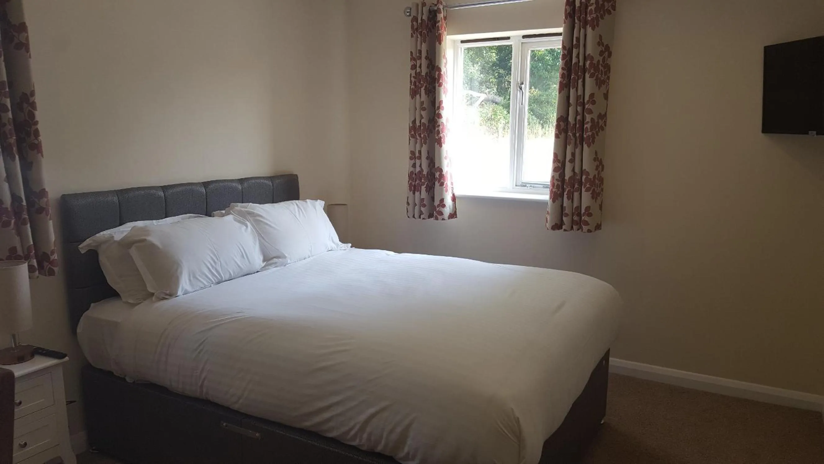 Bedroom, Bed in Oakside Lodge Guest House