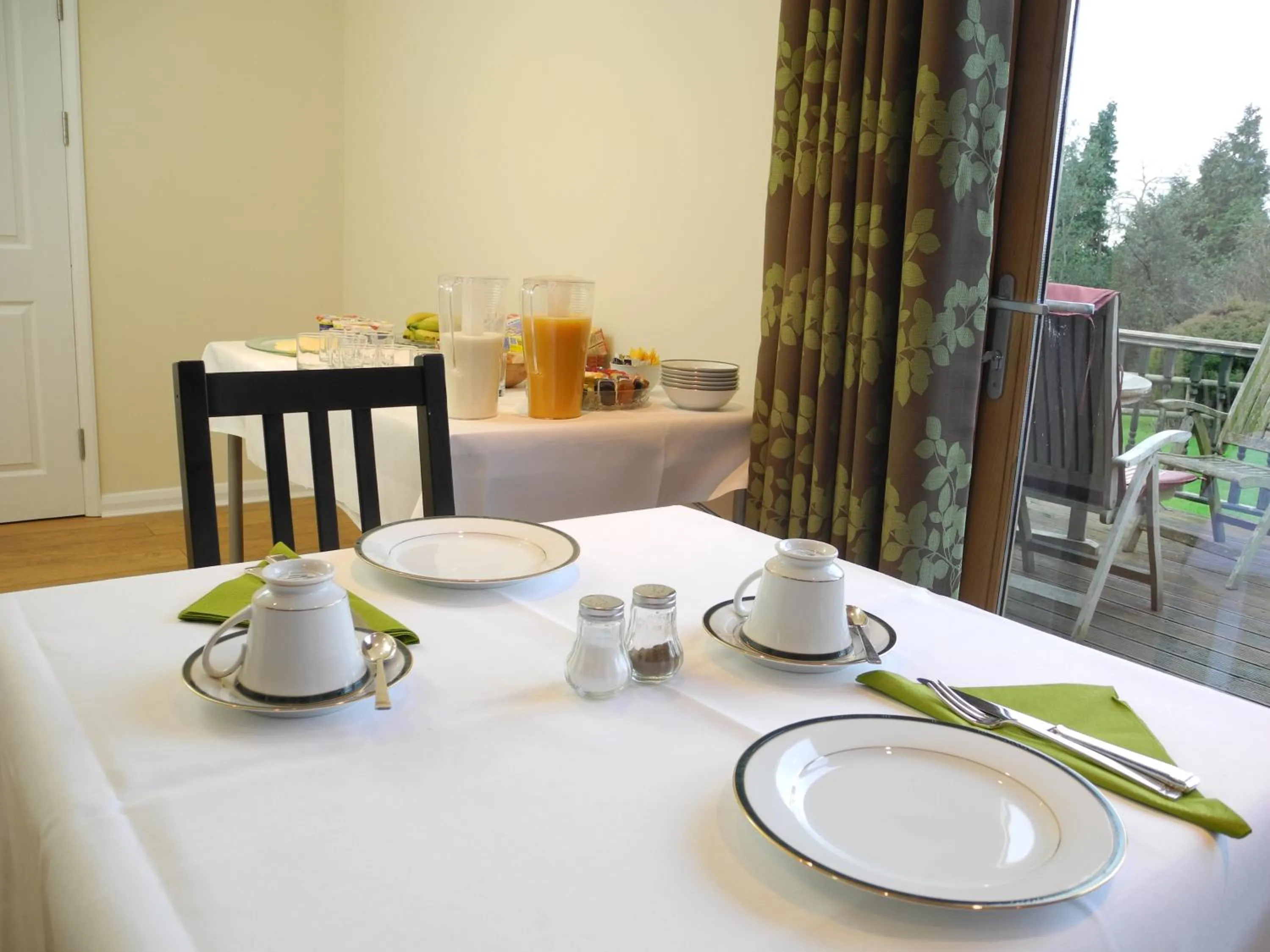 Restaurant/places to eat in Oakside Lodge Guest House