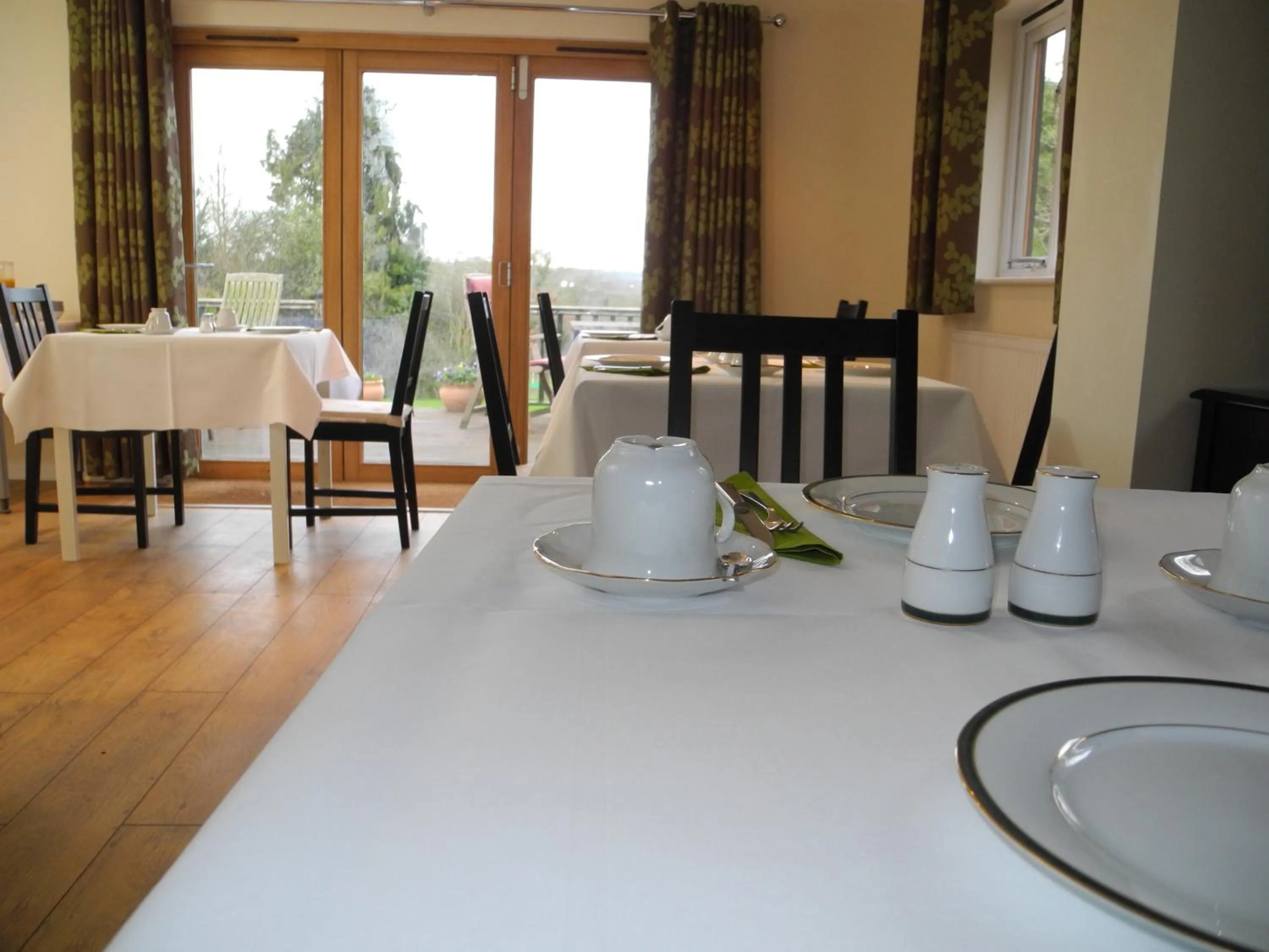 Restaurant/places to eat in Oakside Lodge Guest House