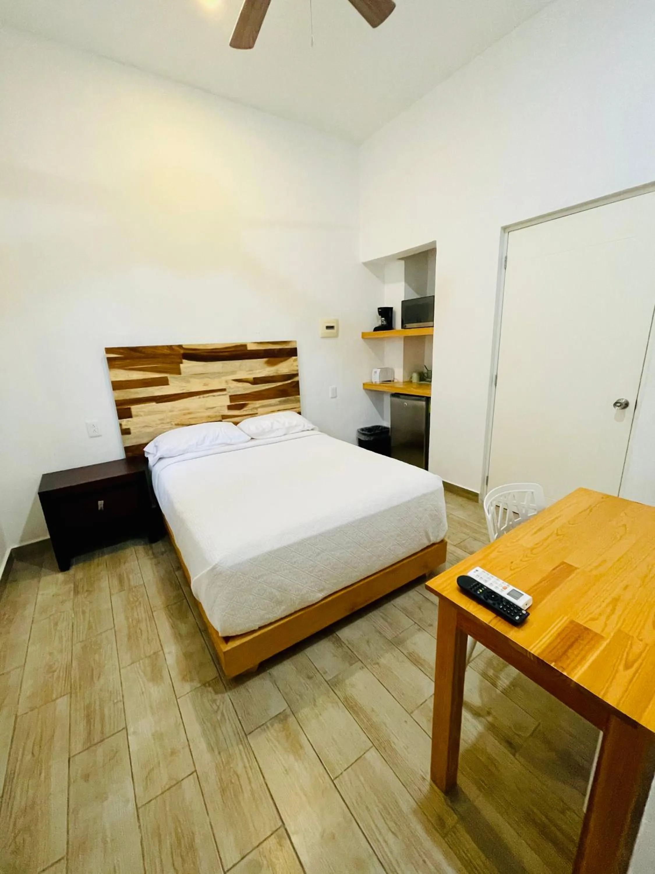 Shower, Bed in SuitesMB