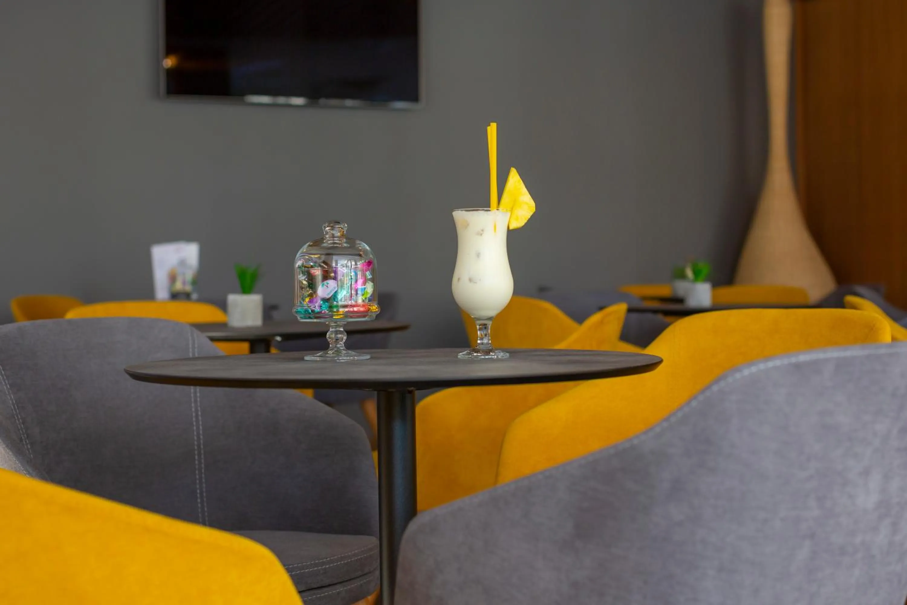 Communal lounge/ TV room in Hotel Park Makarska